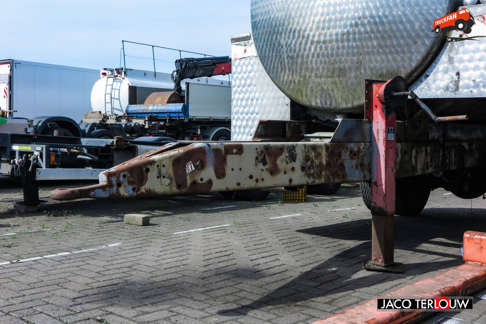 Tankaanhangwagen op buitenterrein van Kleyn Trucks