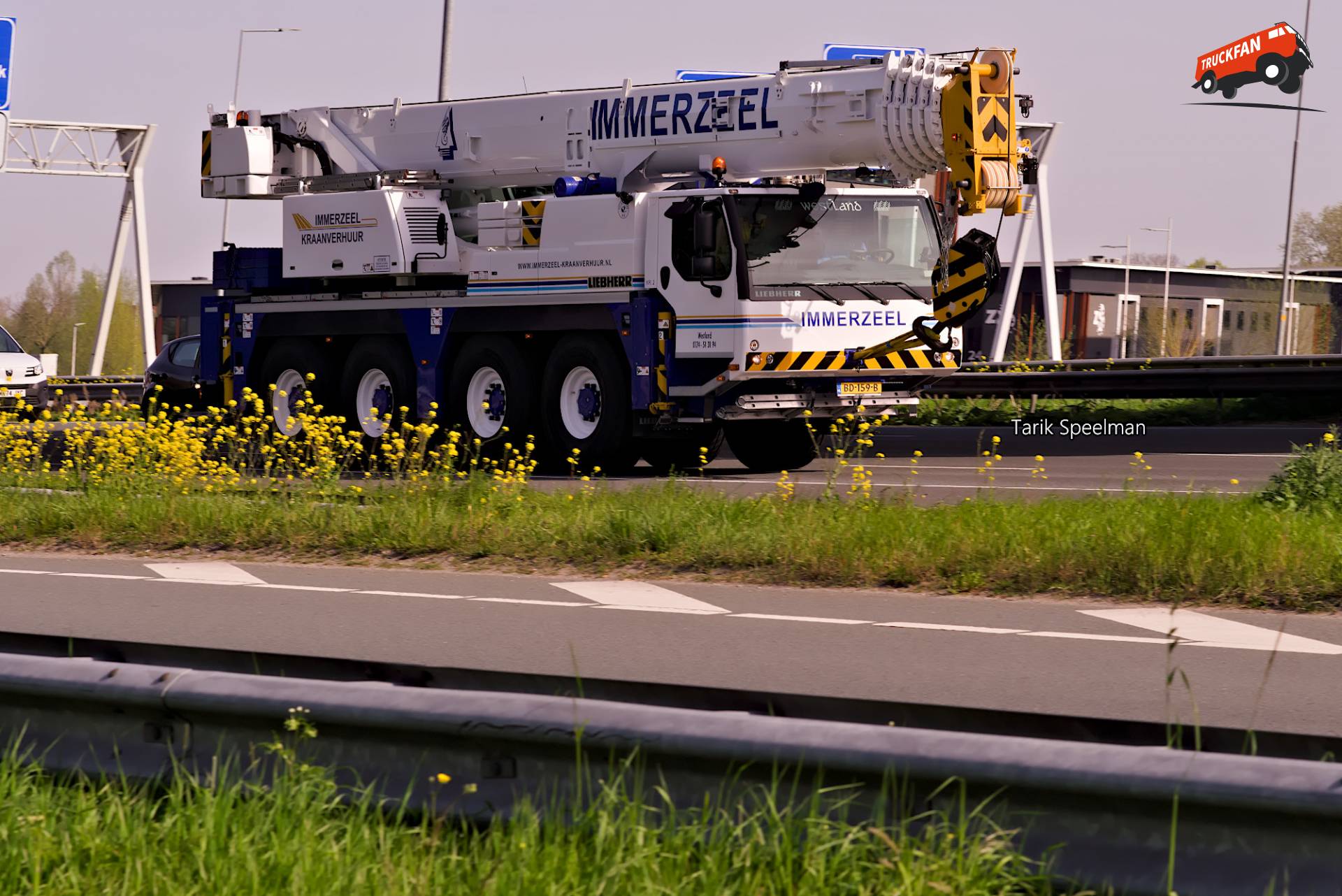 Liebherr LTM 1070-4.2 hijskraan op de A16