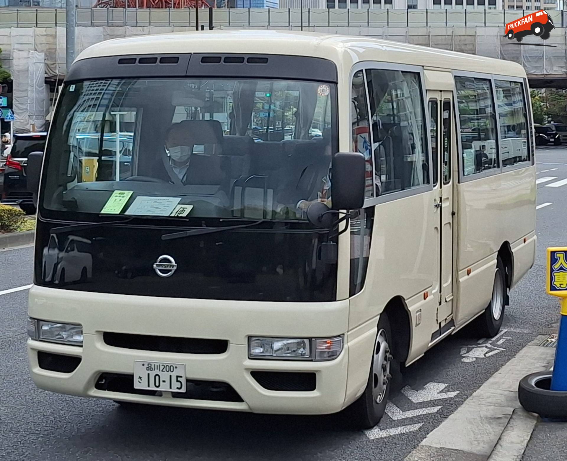 Nissan Civilian bij Tokyo Tower