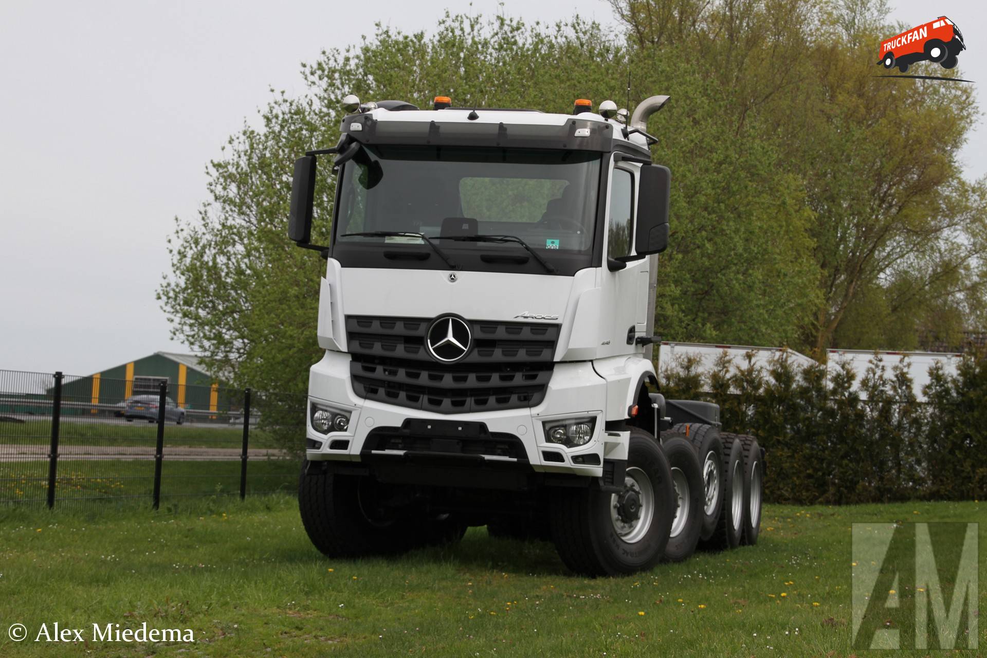 Door Veldhuizen omgebouwde Mercedes-Benz Arocs vijf-asser