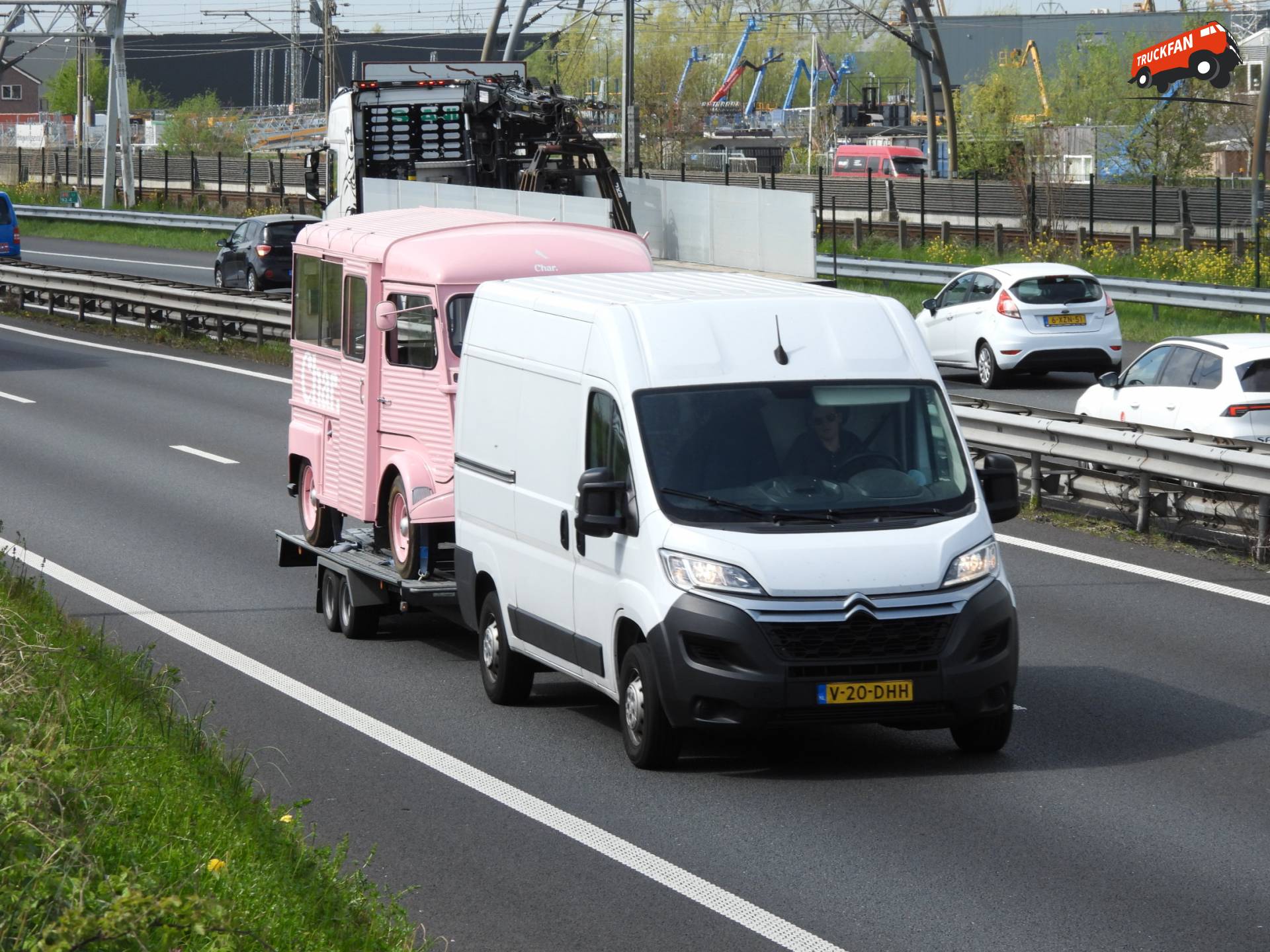 Citroën HY op aanhanger achter Citroën Jumper