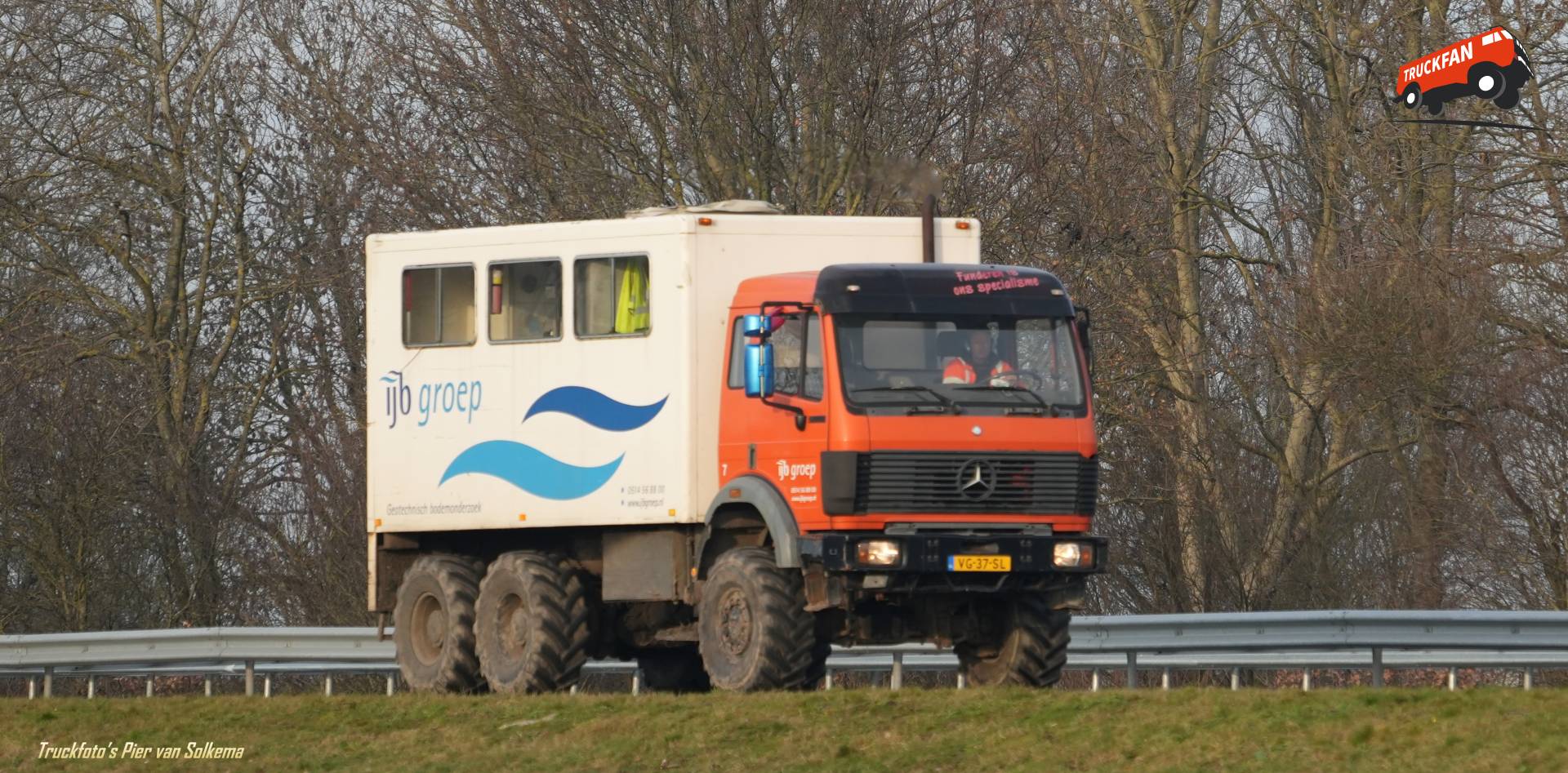 Mercedes Benz Actros bij A7 Sneek