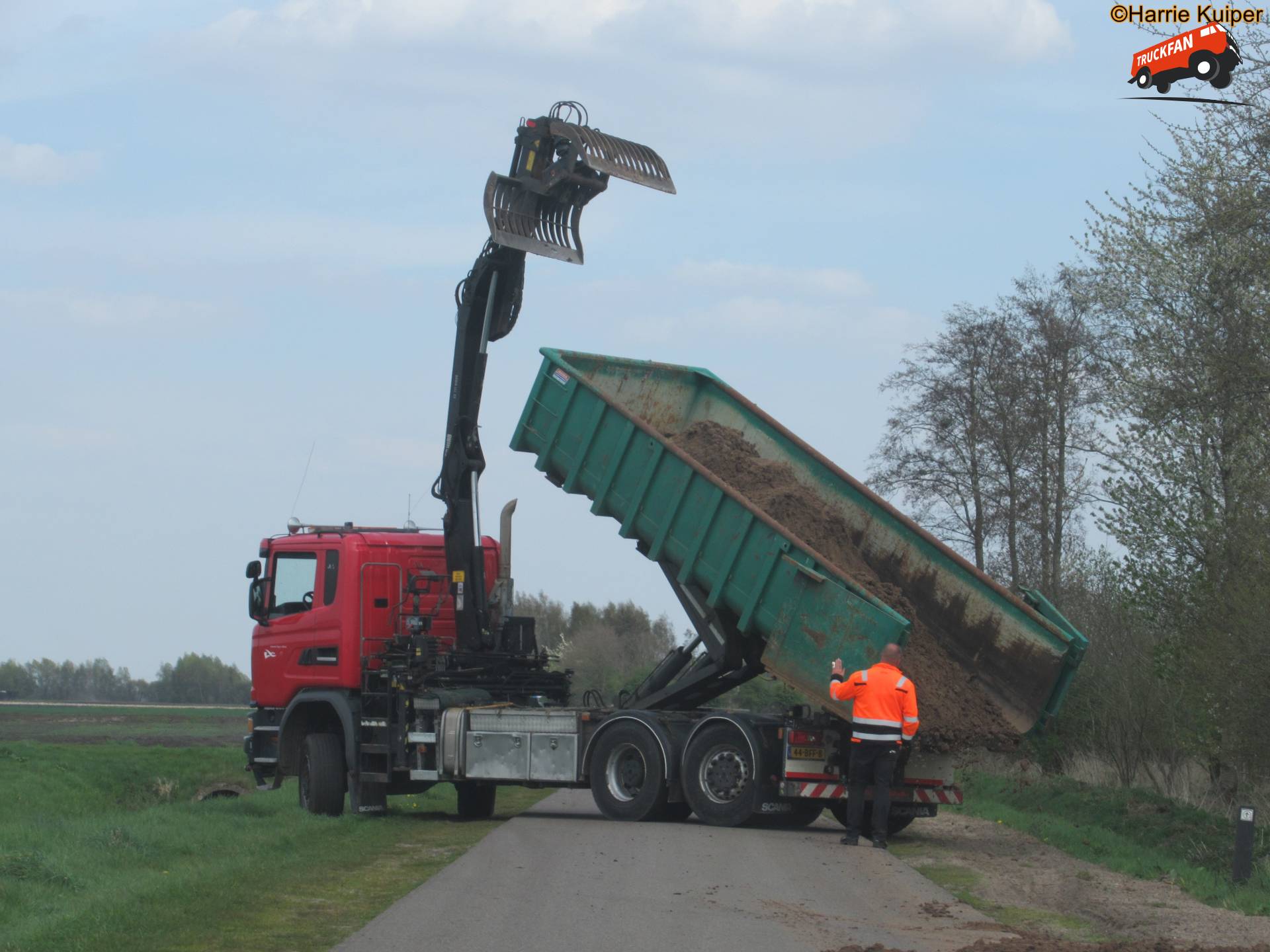 Scania G450 zand aanvullen wegkanten Valtherdijk