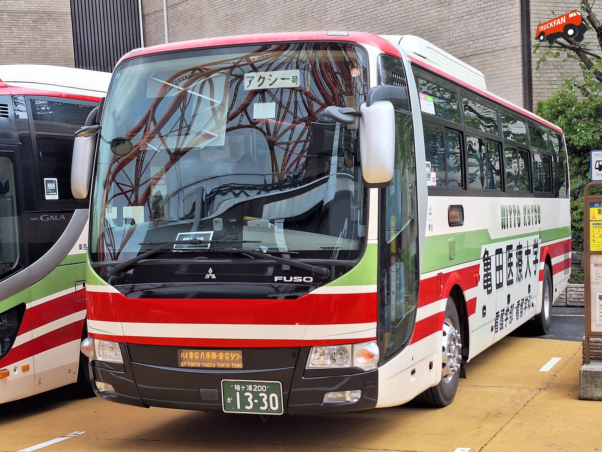Mitsubishi Fuso Aero Ace bij Tokyo Tower