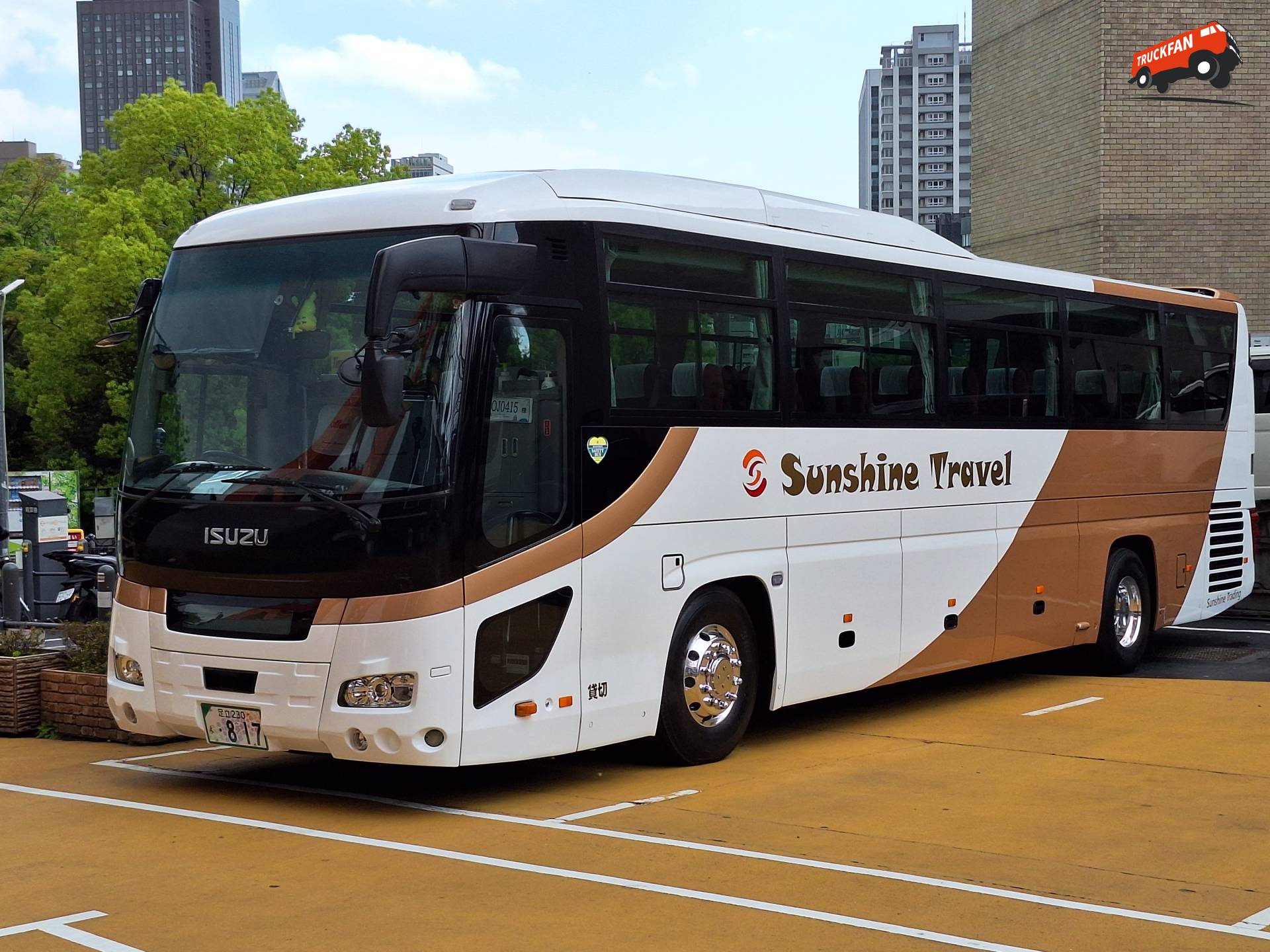 Isuzu Gala geparkeerd nabij Tokyo Tower
