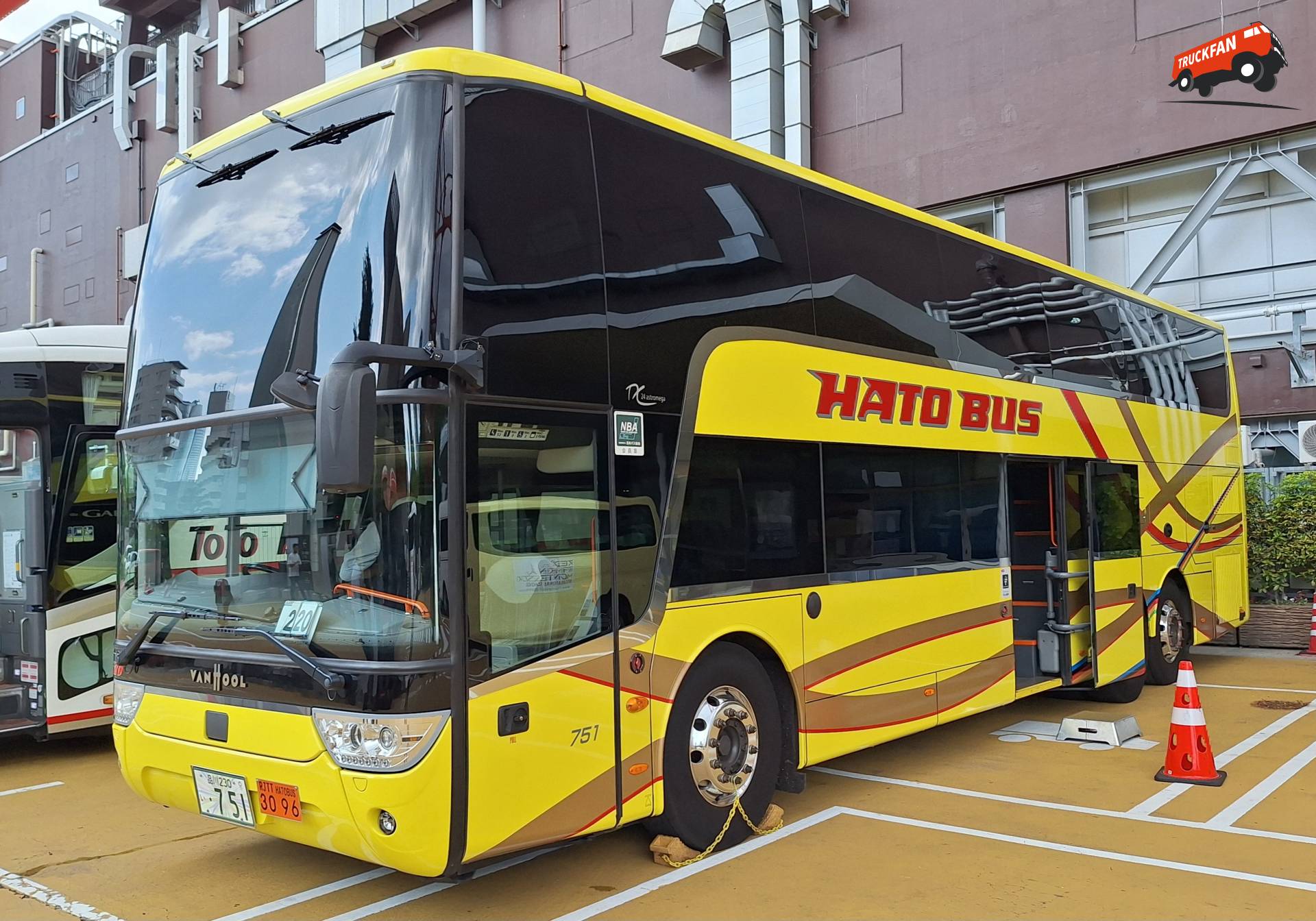 Van Hool TDX927 Astromega bij Tokyo Tower