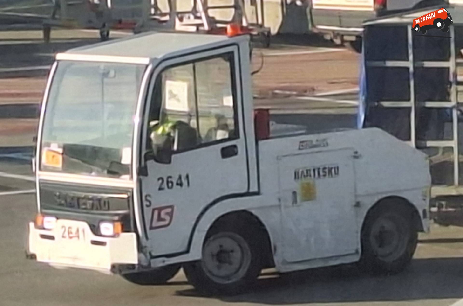 Trekkertje voor bagage op vliegveld Warschau