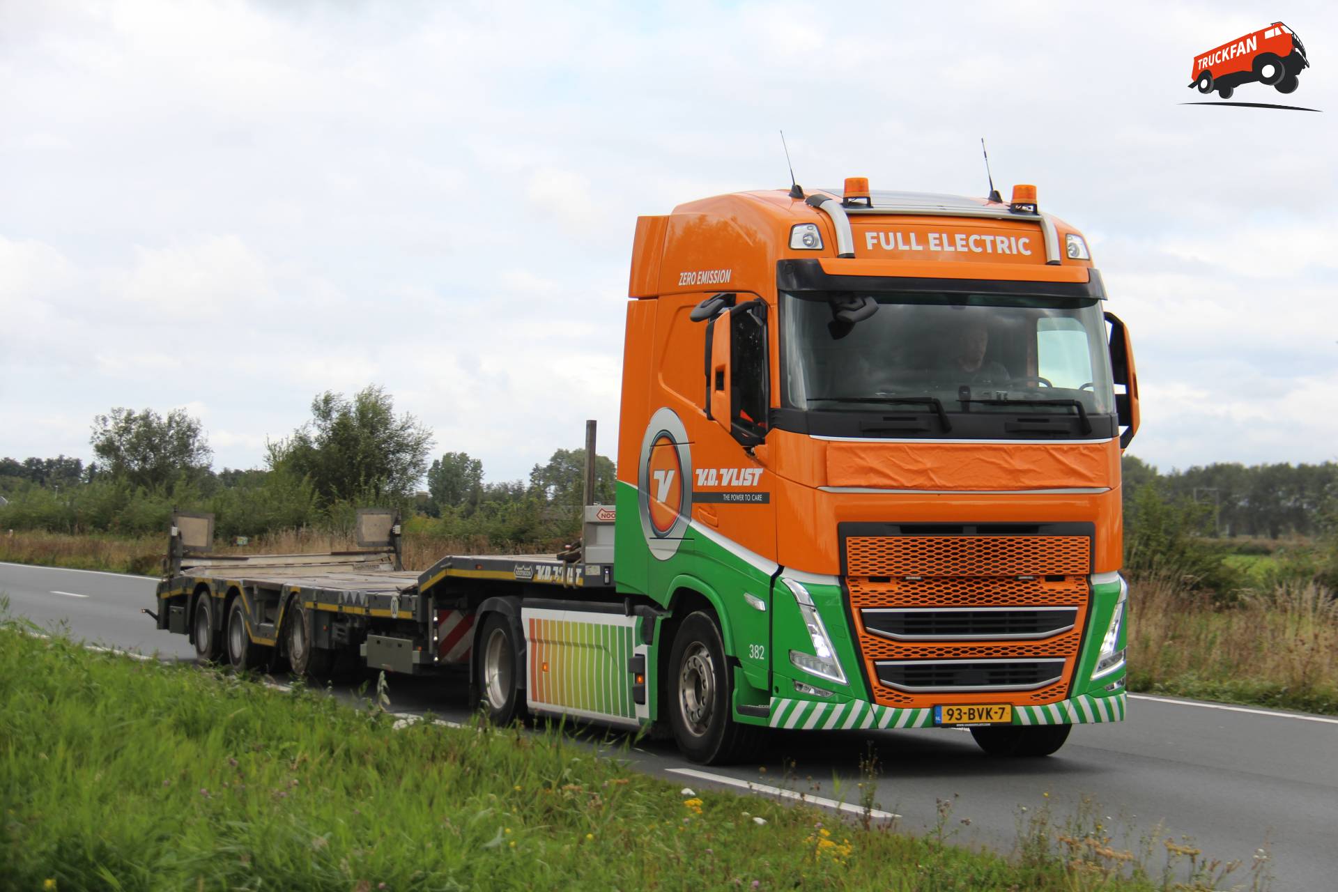 Volvo FH Electric met Nooteboom dieplader