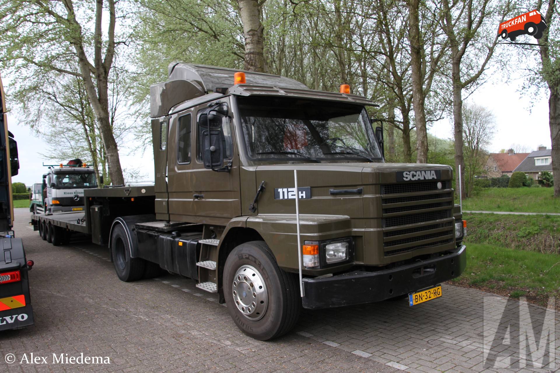 Scania T112 vrachtwagen met Broshuis oplegger
