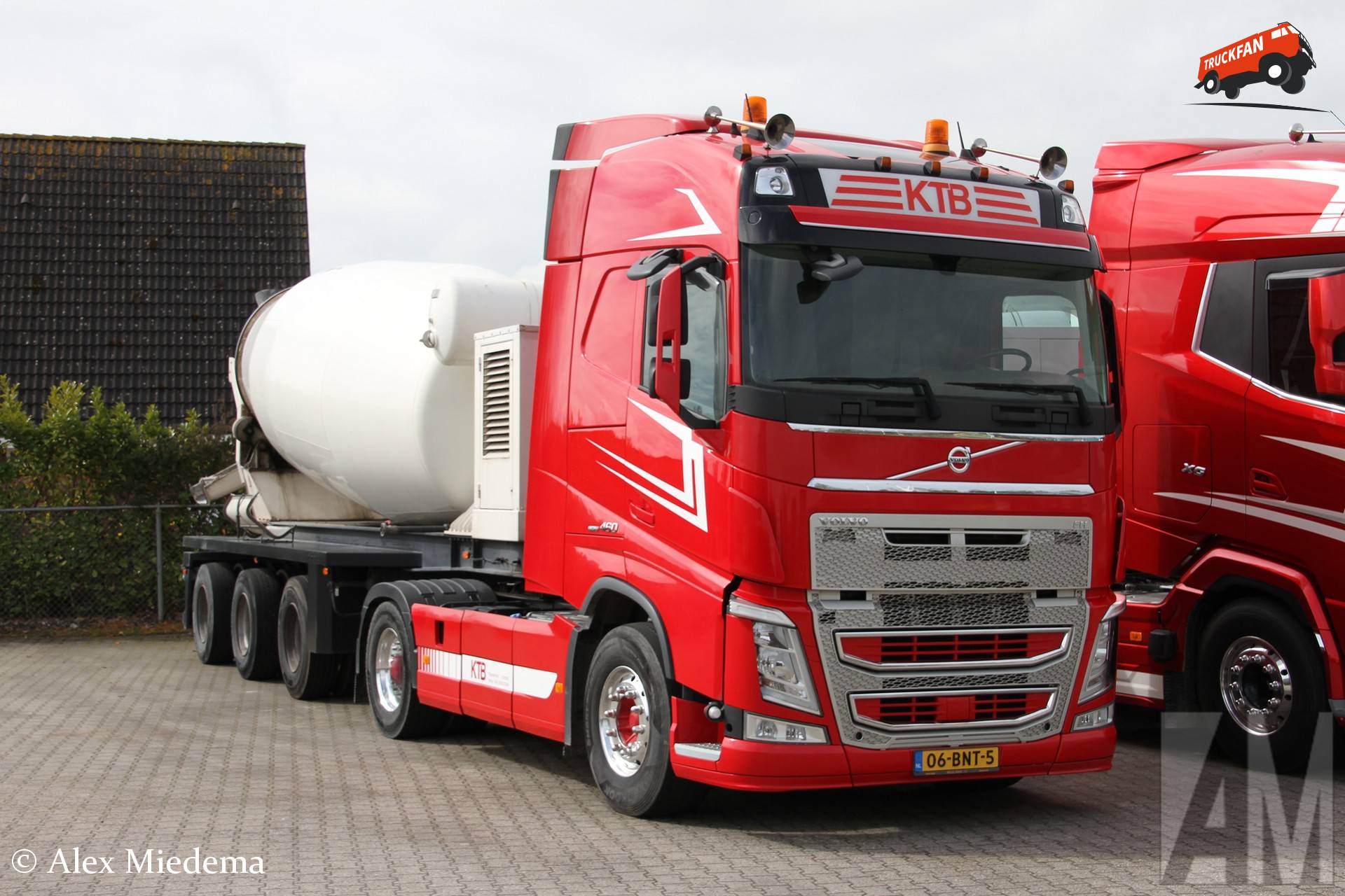 De Volvo FH maakt ook nog deel uit van het wagenpark van Klaas Technisch Bedrijf in Stiens