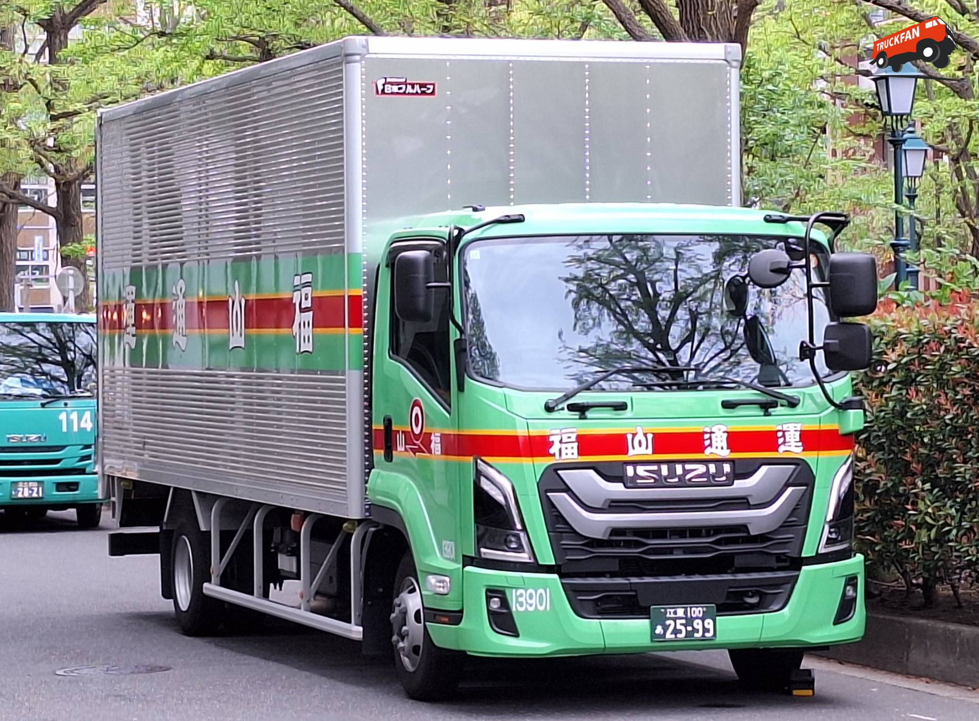 Isuzu Elf Mk. VII vrachtwagen in Hamacho, Tokyo
