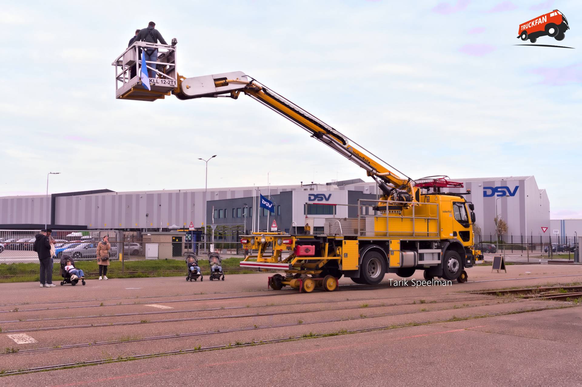 Volvo FE vrachtwagen van VolkerWessels in Dordrecht
