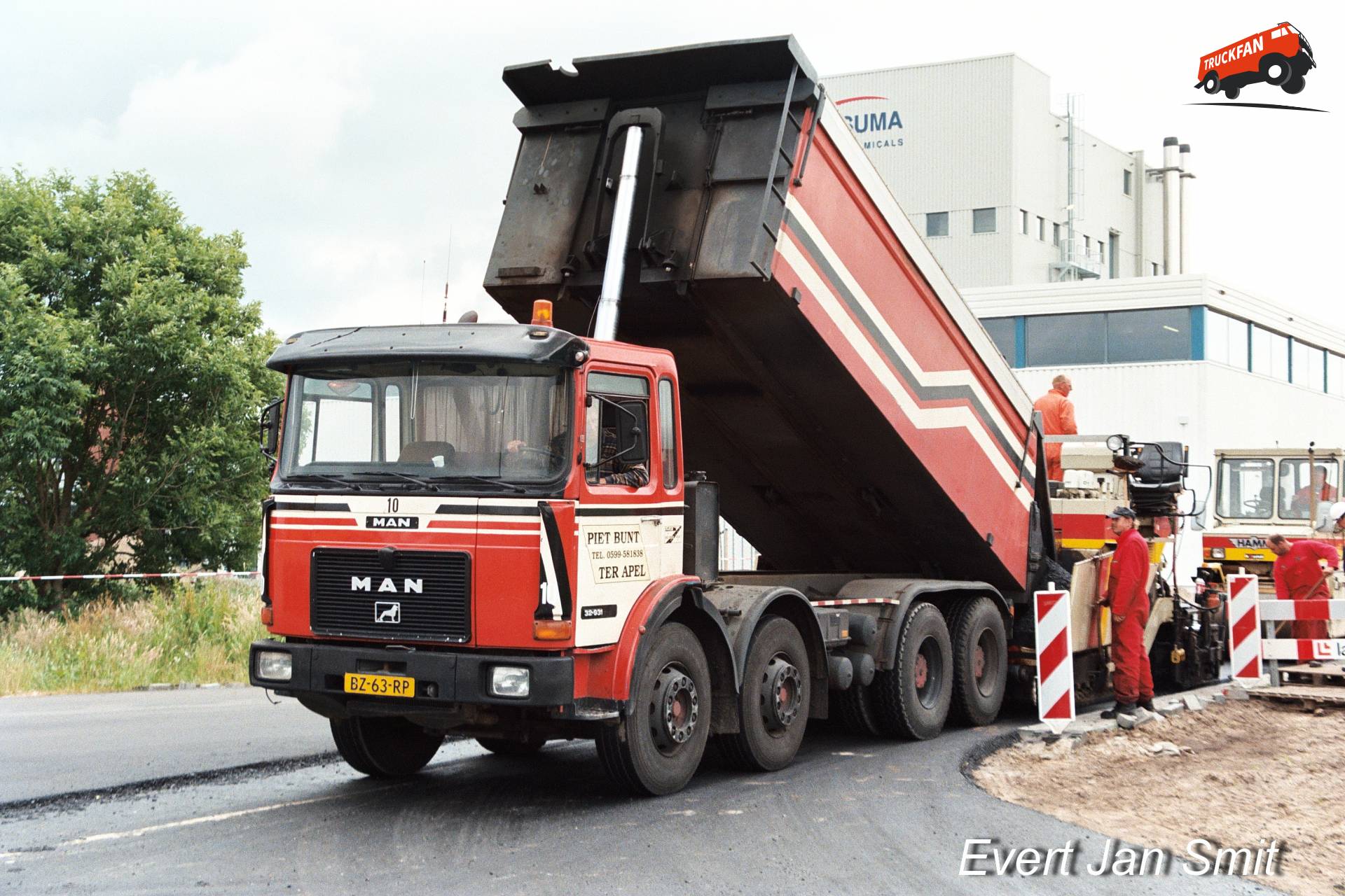MAN 33-291 8x4 asfaltkipper bij Kisuma fabriek