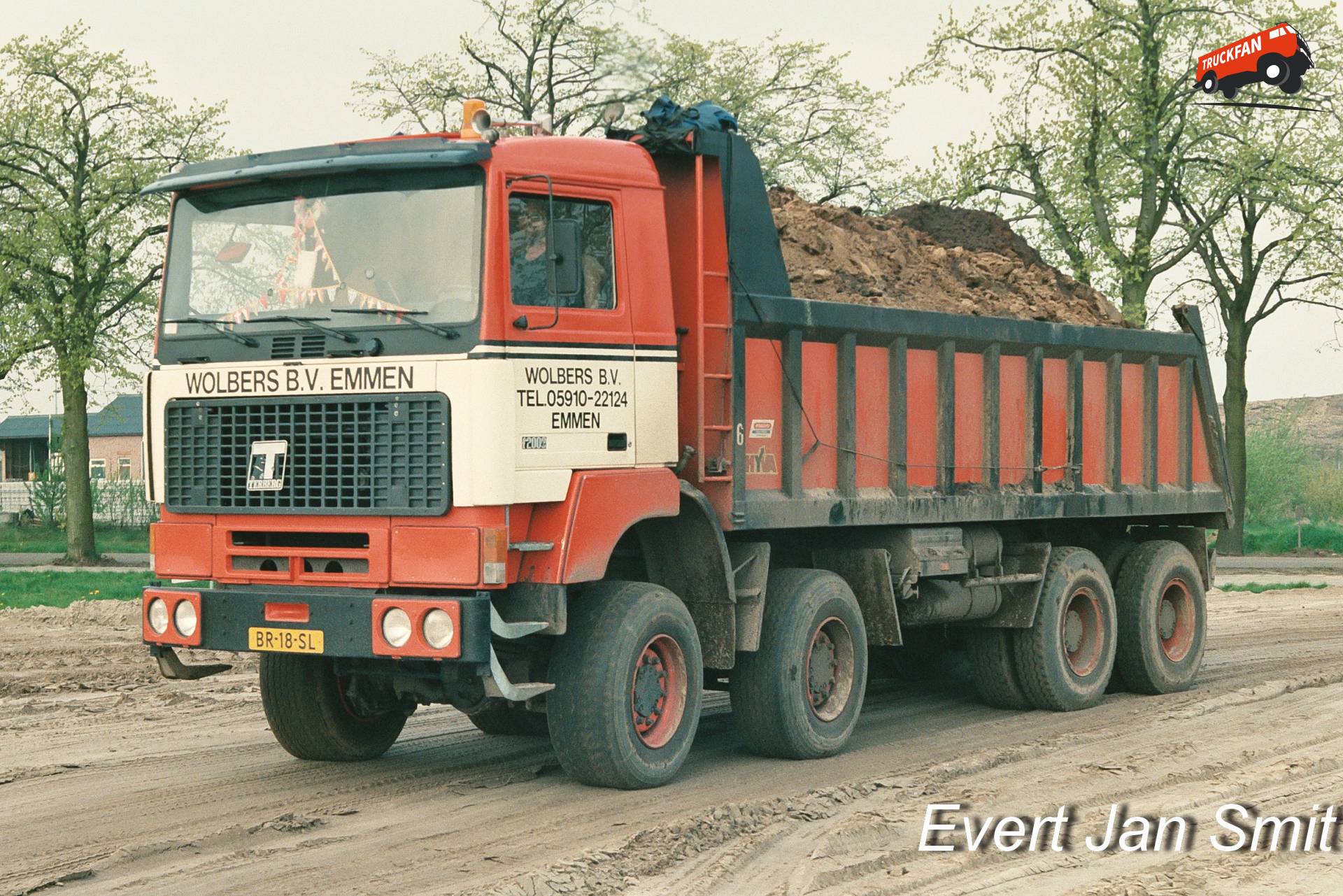 Auto 6 BR-18-SL met vracht zand bij N366