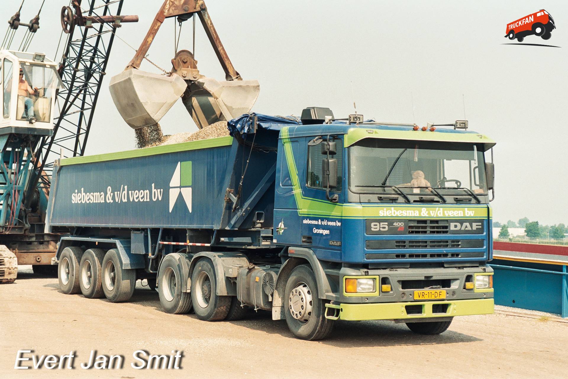 DAF 95 vrachtwagen geladen met grind in Veendam