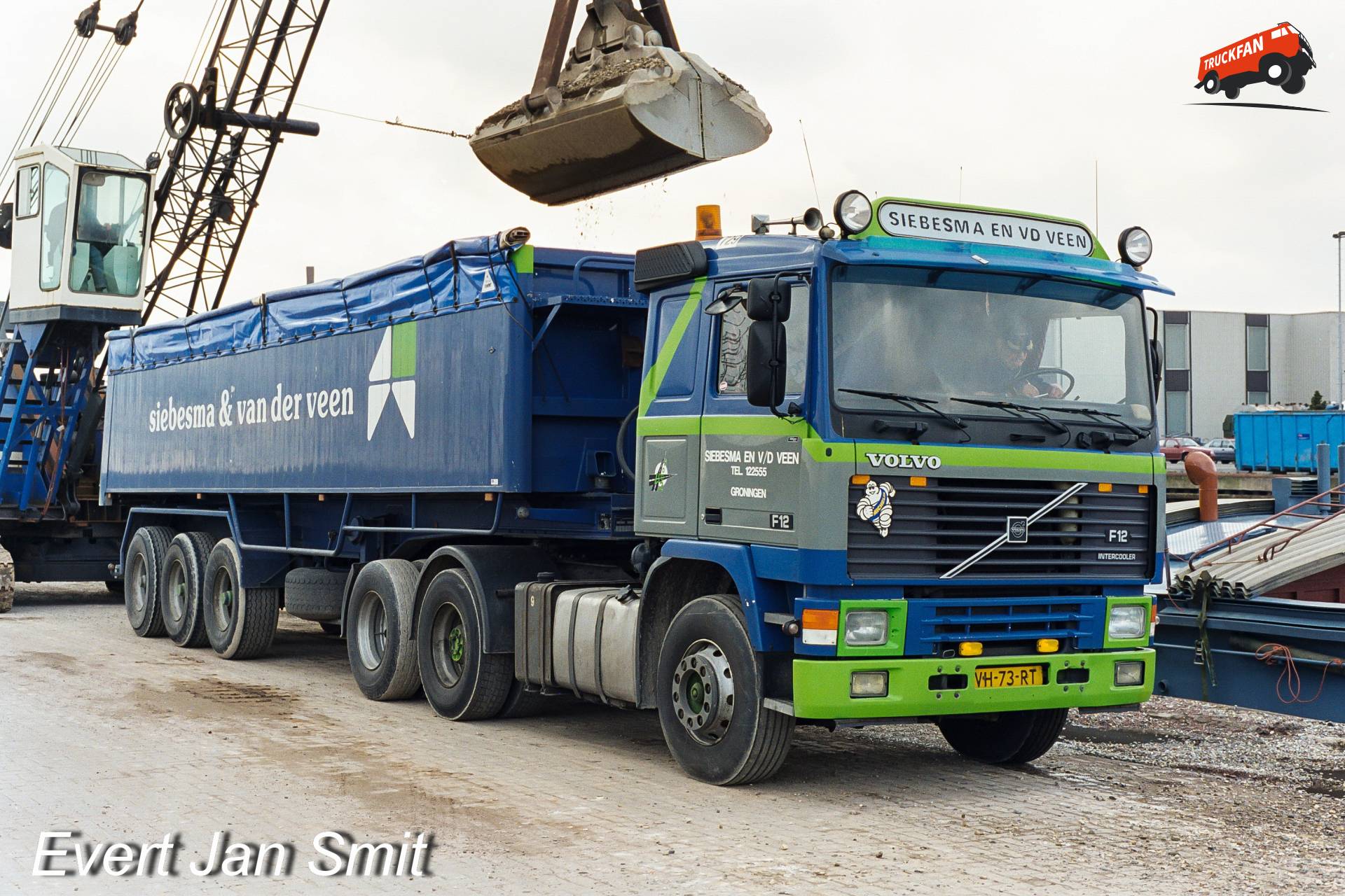 Volvo F12 laden met grind op kade in Veendam
