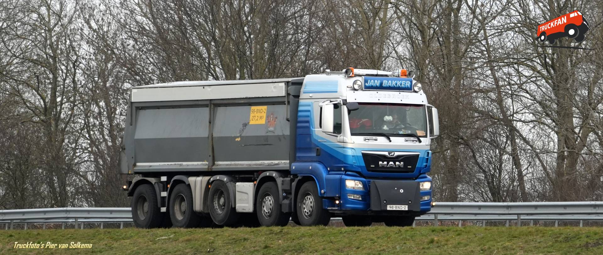 MAN TGS kipper vrachtwagen op A7 Sneek