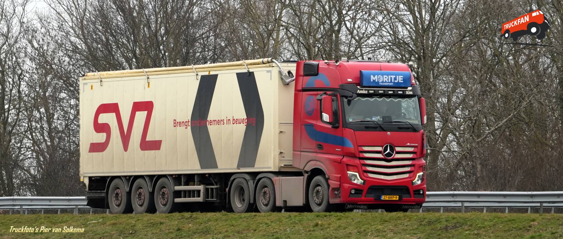 Mercedes Benz Actros vrachtwagen op A7 Sneek
