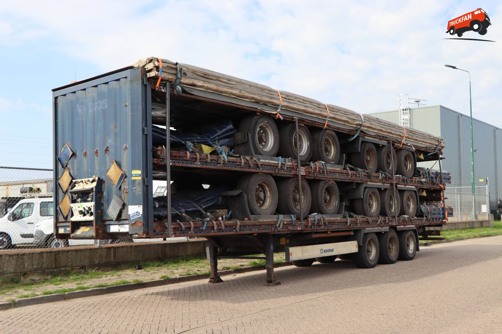 Stapel van 5 Krone schuifzeilopleggers bij Kleyn Trucks
