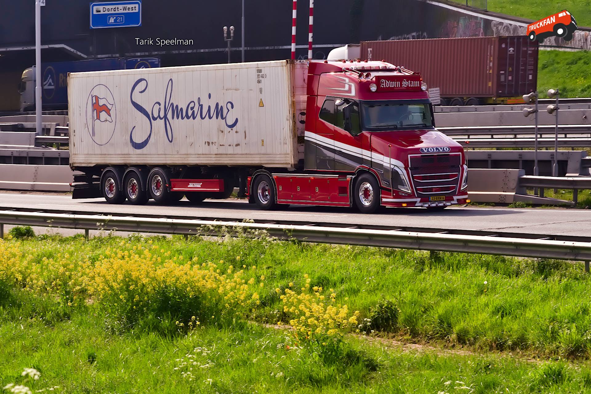 Volvo VT5 vrachtwagen 23-BXN-6 op A16