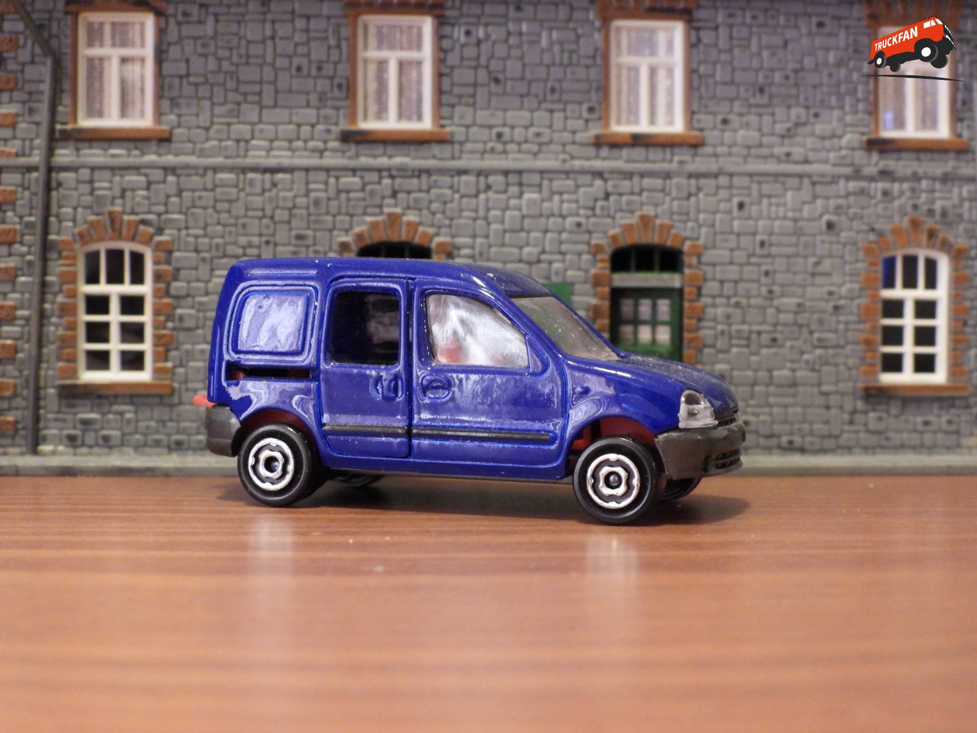 Donkerblauwe Renault Kangoo met schuifdeur