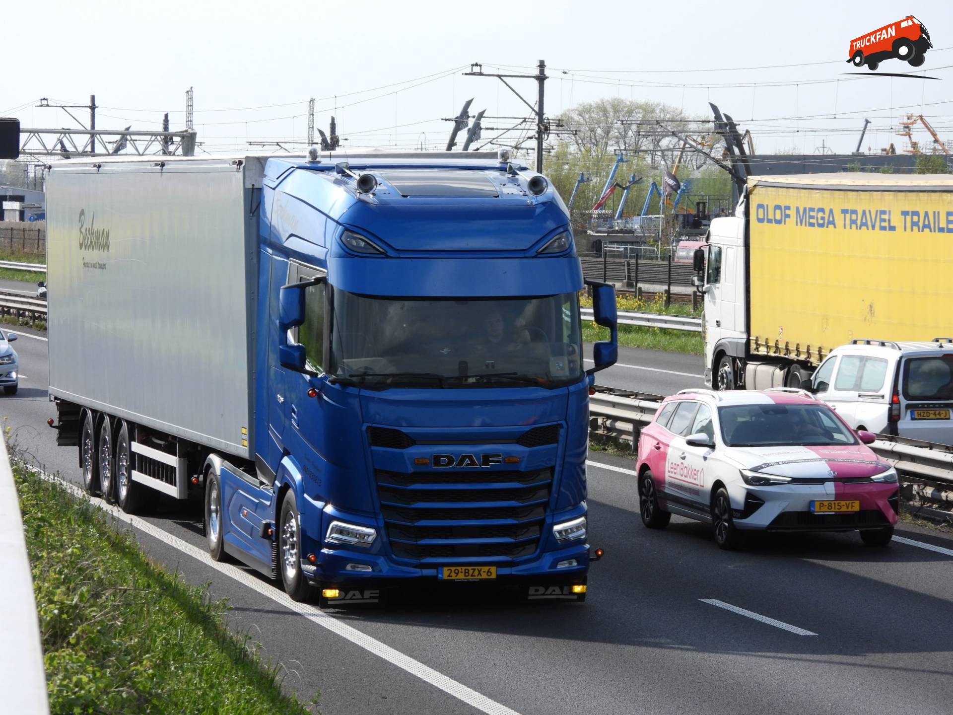 DAF XG+ 530 FT en MG MG5 Electric op de A15 bij Gorinchem.