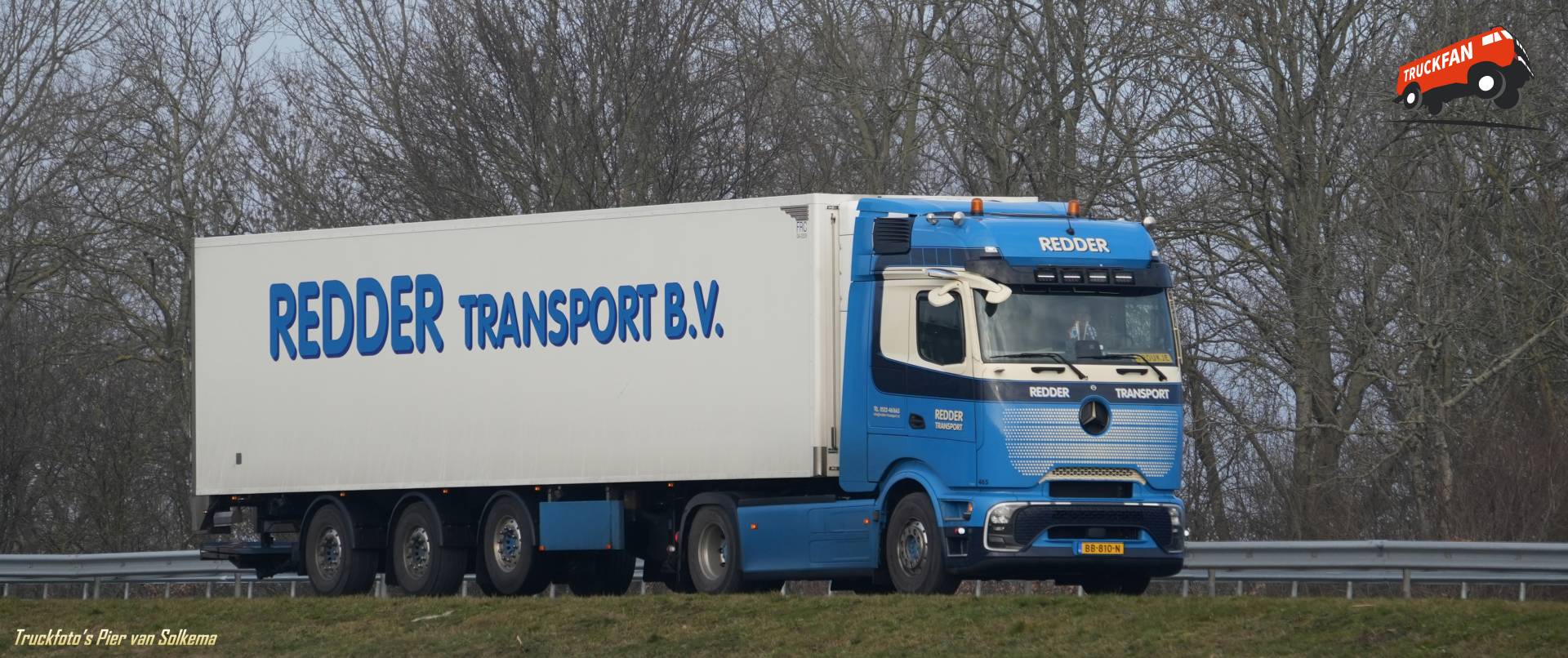 Mercedes Benz Actros vrachtwagen bij A7 Sneek