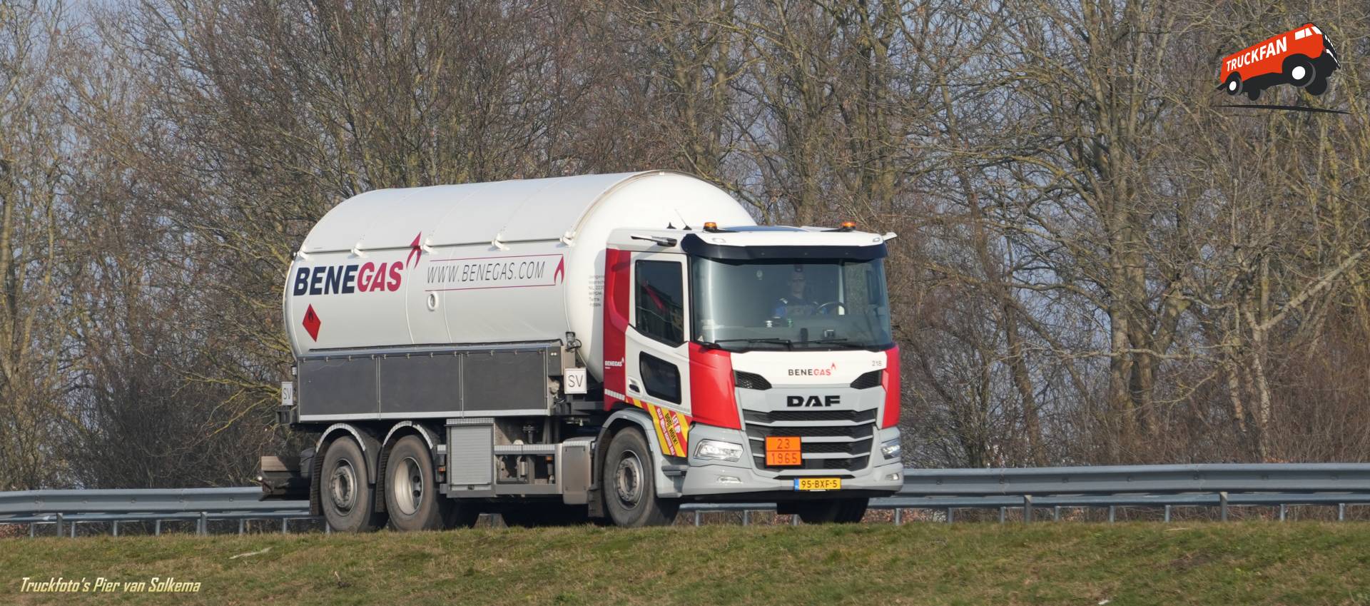 DAF XD vrachtwagen op A7 Sneek