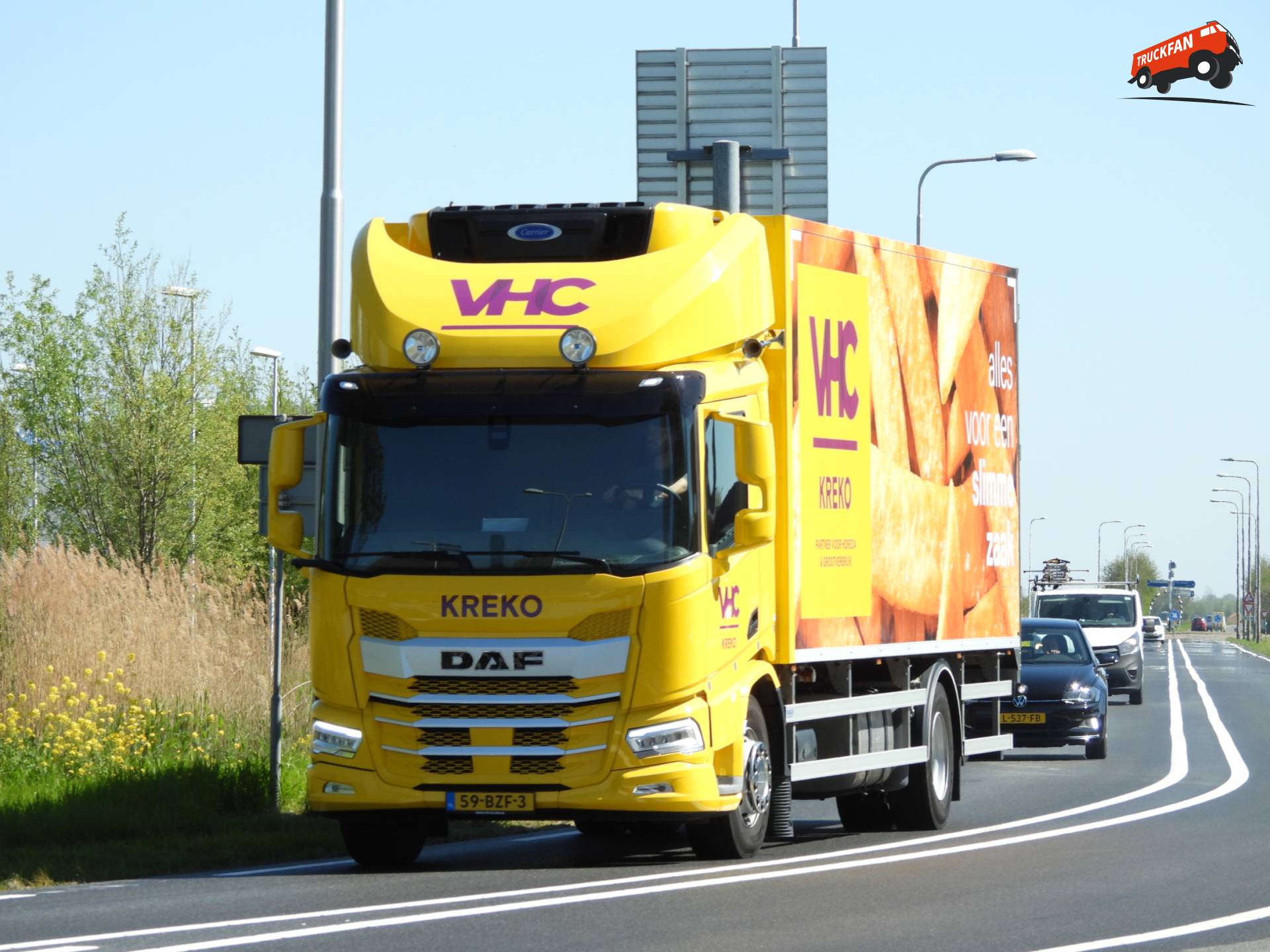 DAF XD 310 FA van VHC Kreko Groep op M. A. Reinaldaweg
