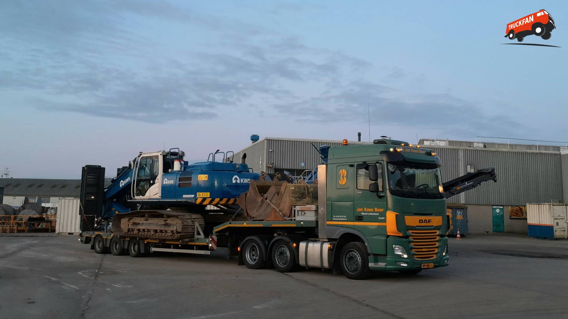 DAF 106 met Nooteboom kleppensemi en graafmachine