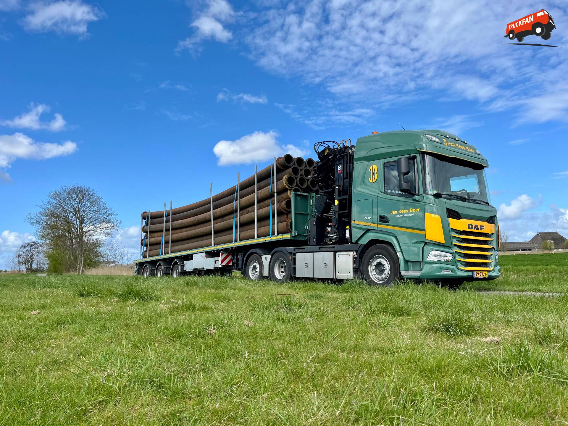 DAF XF crane truck with cargo pipe