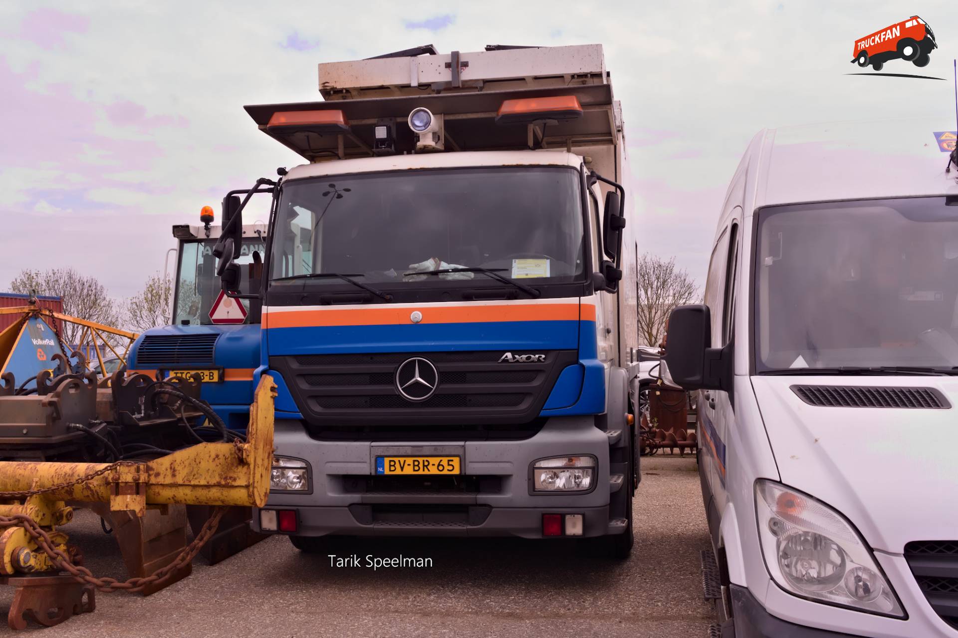 Mercedes-Benz Axor MP3 van Volker Rail in Dordrecht