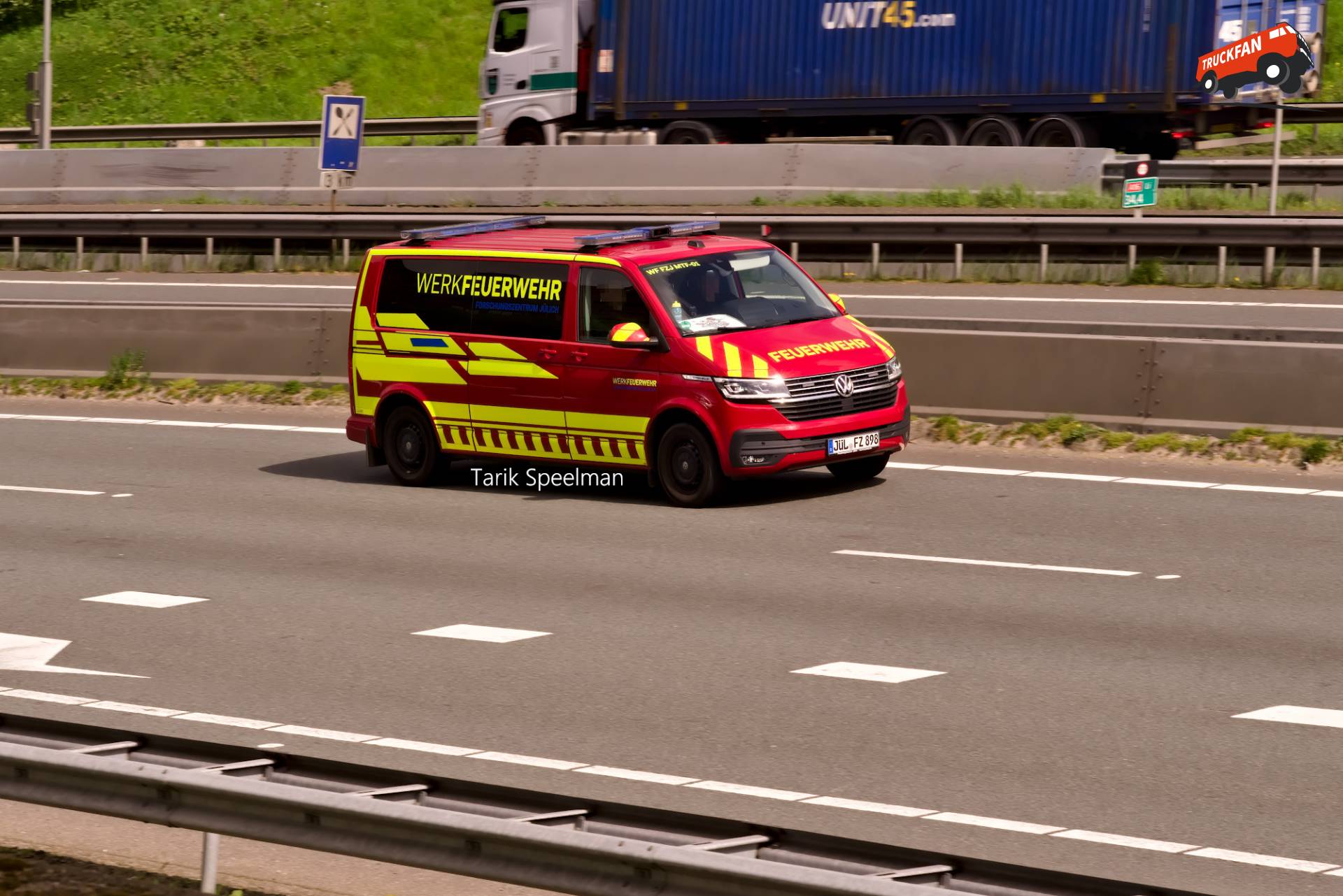 VW Transporter T7 brandweerwagen met kenteken JUL FZ 898