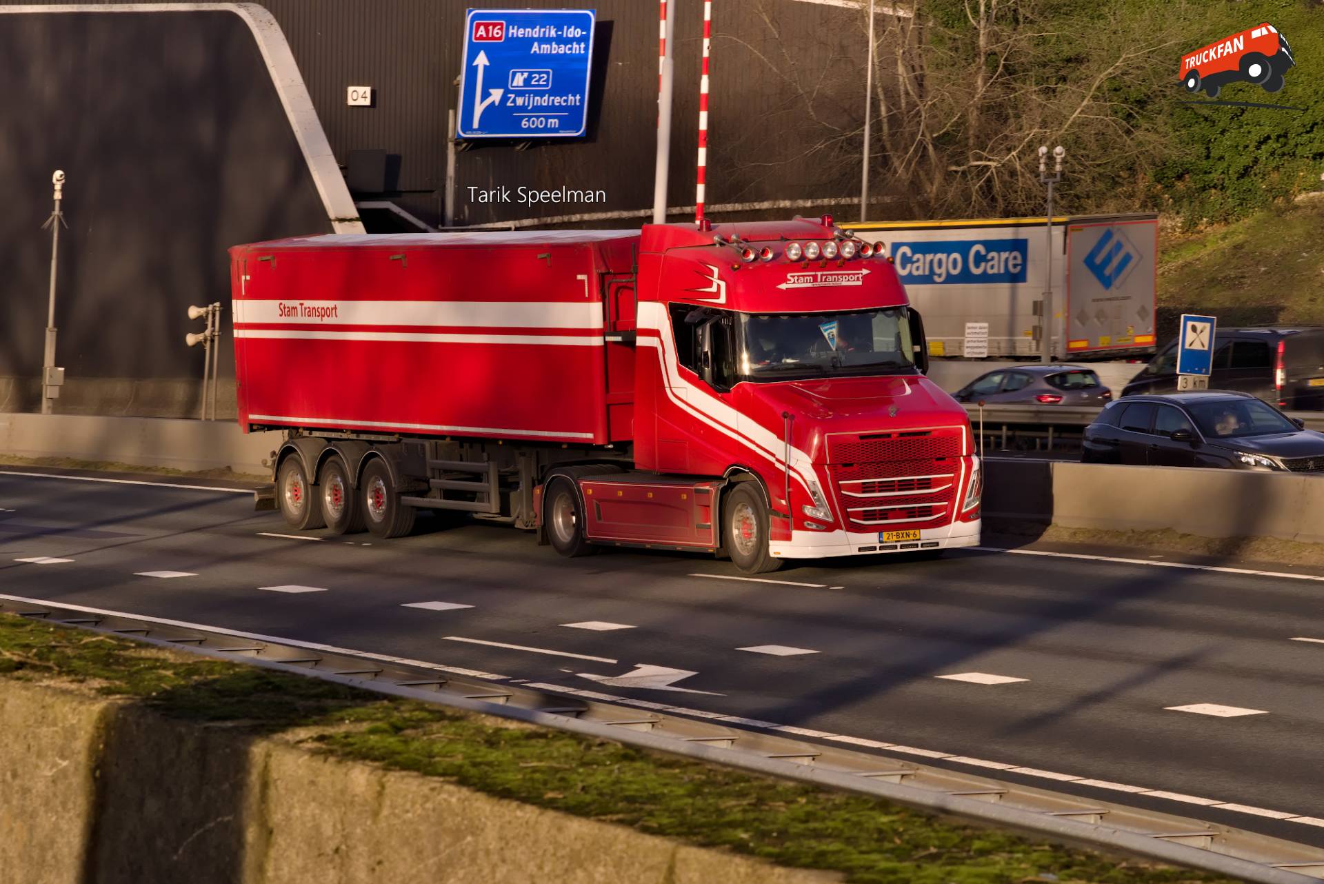 Volvo VT5 kipper van Stam Transport B.V. op A16
