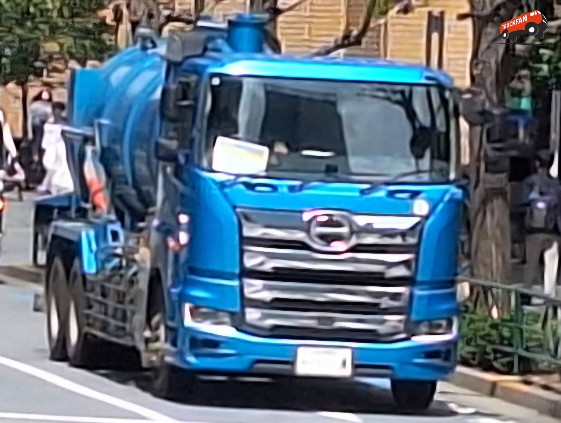 Hino Profia met tankopbouw