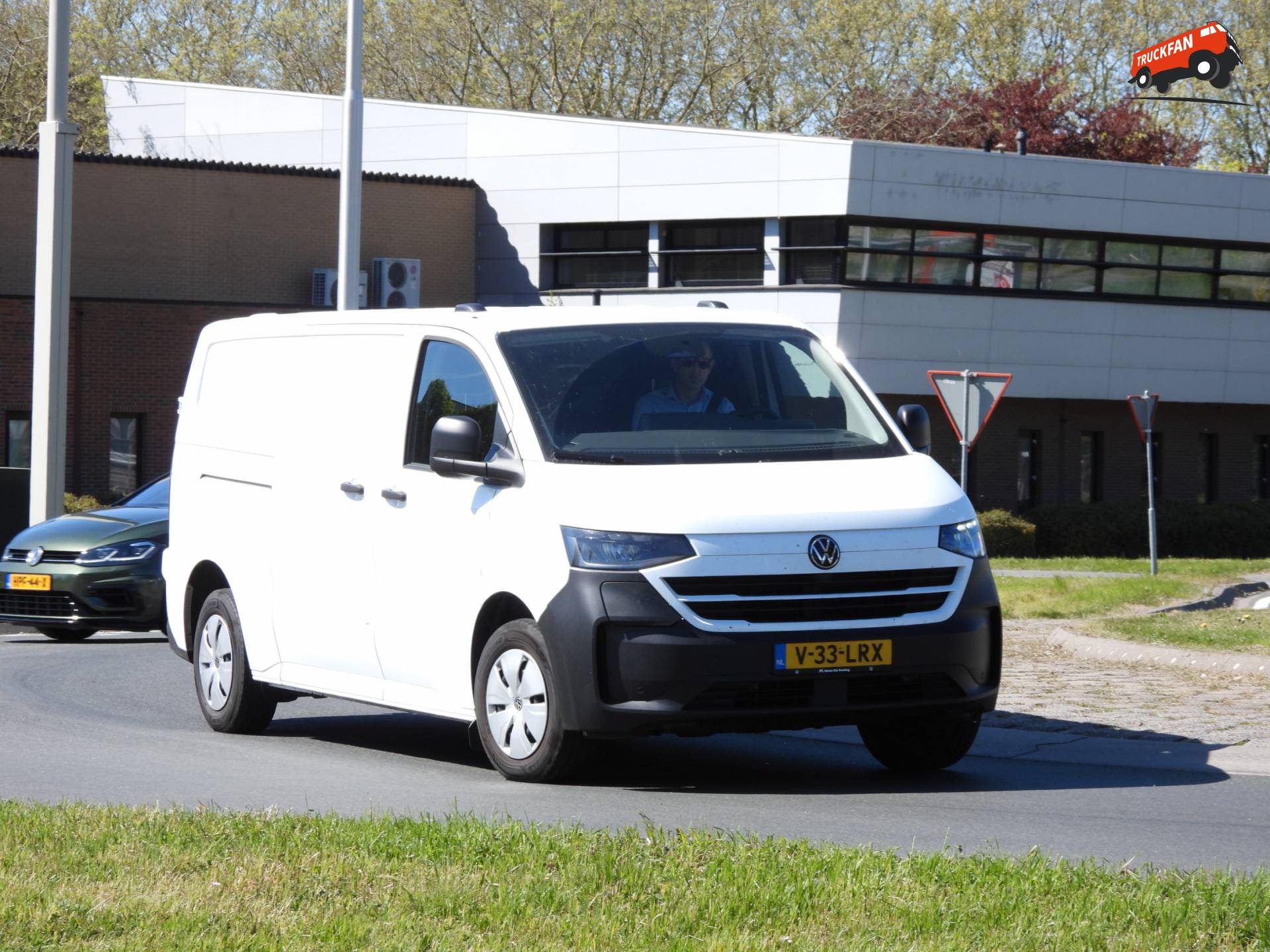 Volkswagen Transporter T7 op Lopikerplein Schoonhoven