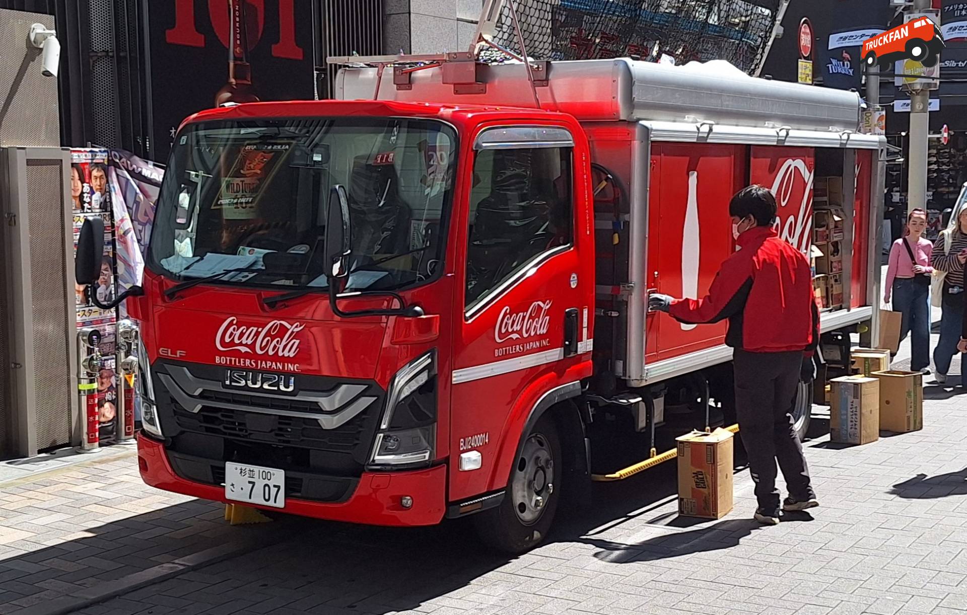 Isuzu Elf truck van Bottlers Japan Inc