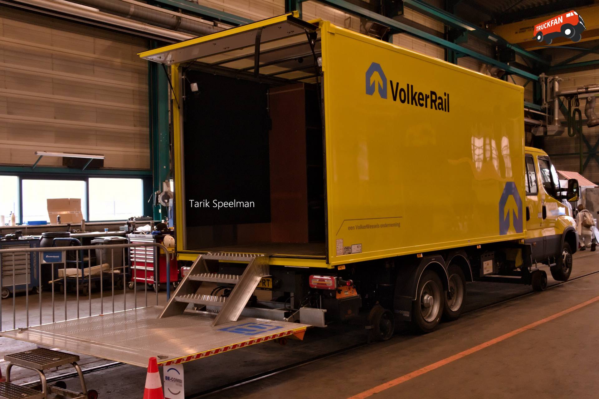 Iveco Daily vrachtwagen van Volker Rail in Dordrecht