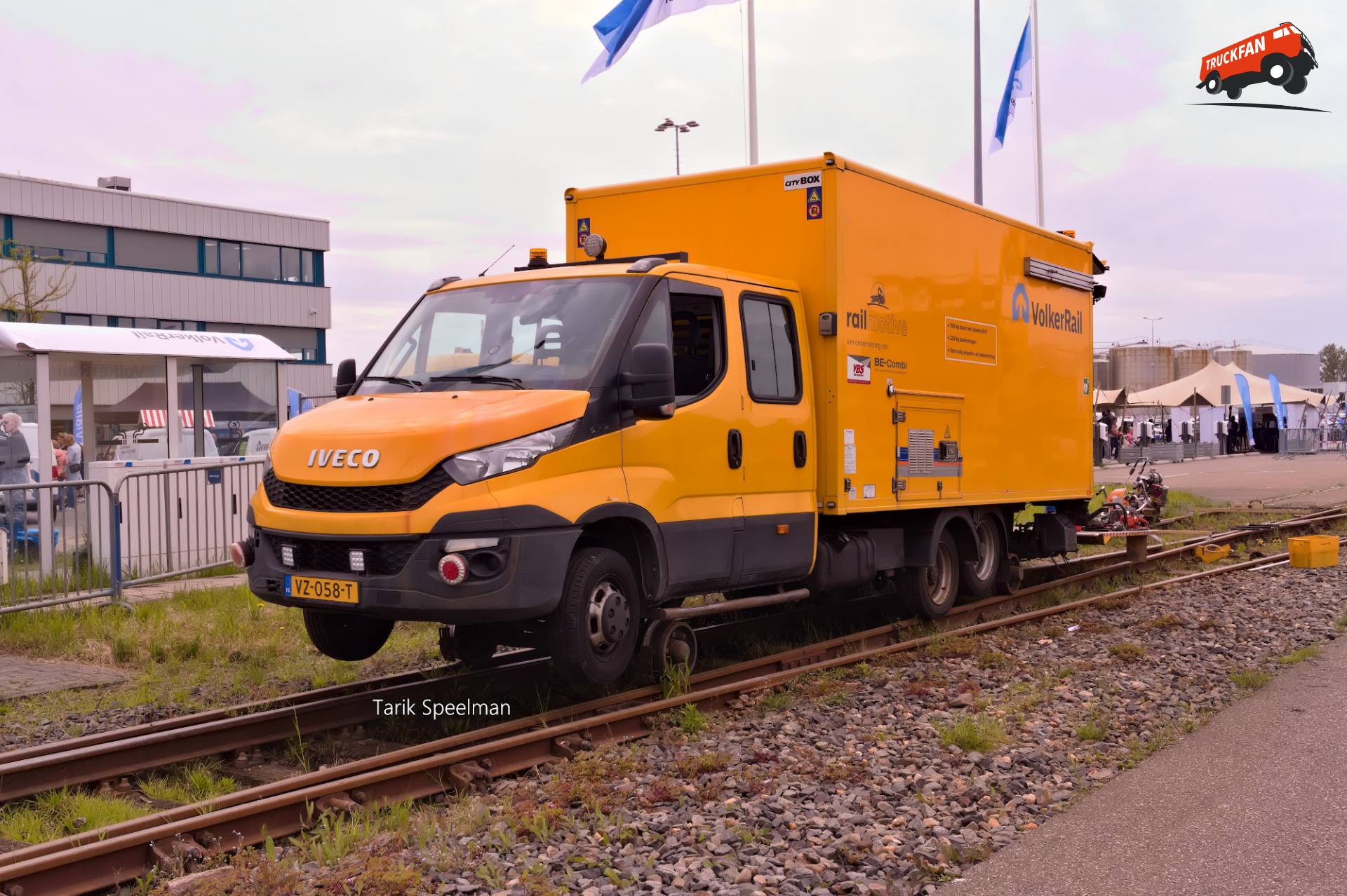 Iveco Daily vrachtwagen met kenteken VZ-058-T
