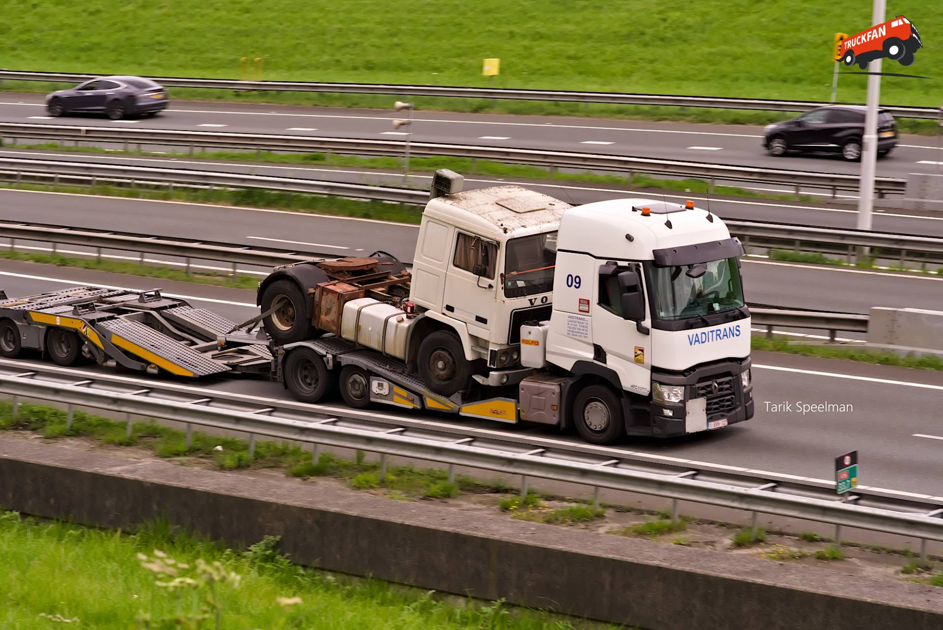 Renault T-Serie en Volvo F10 op A16