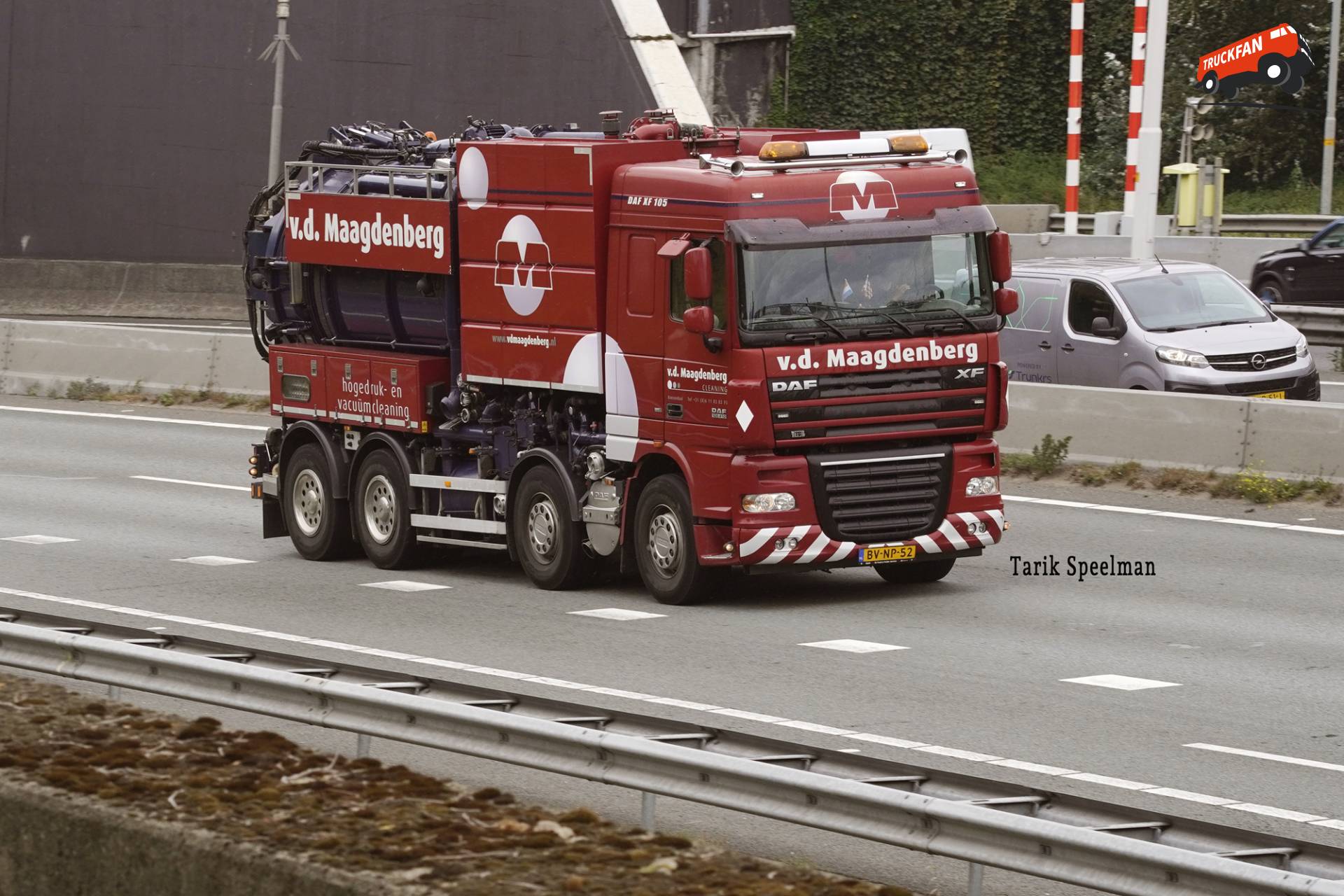 DAF XF105 vrachtwagen BV-NP-52 op A16