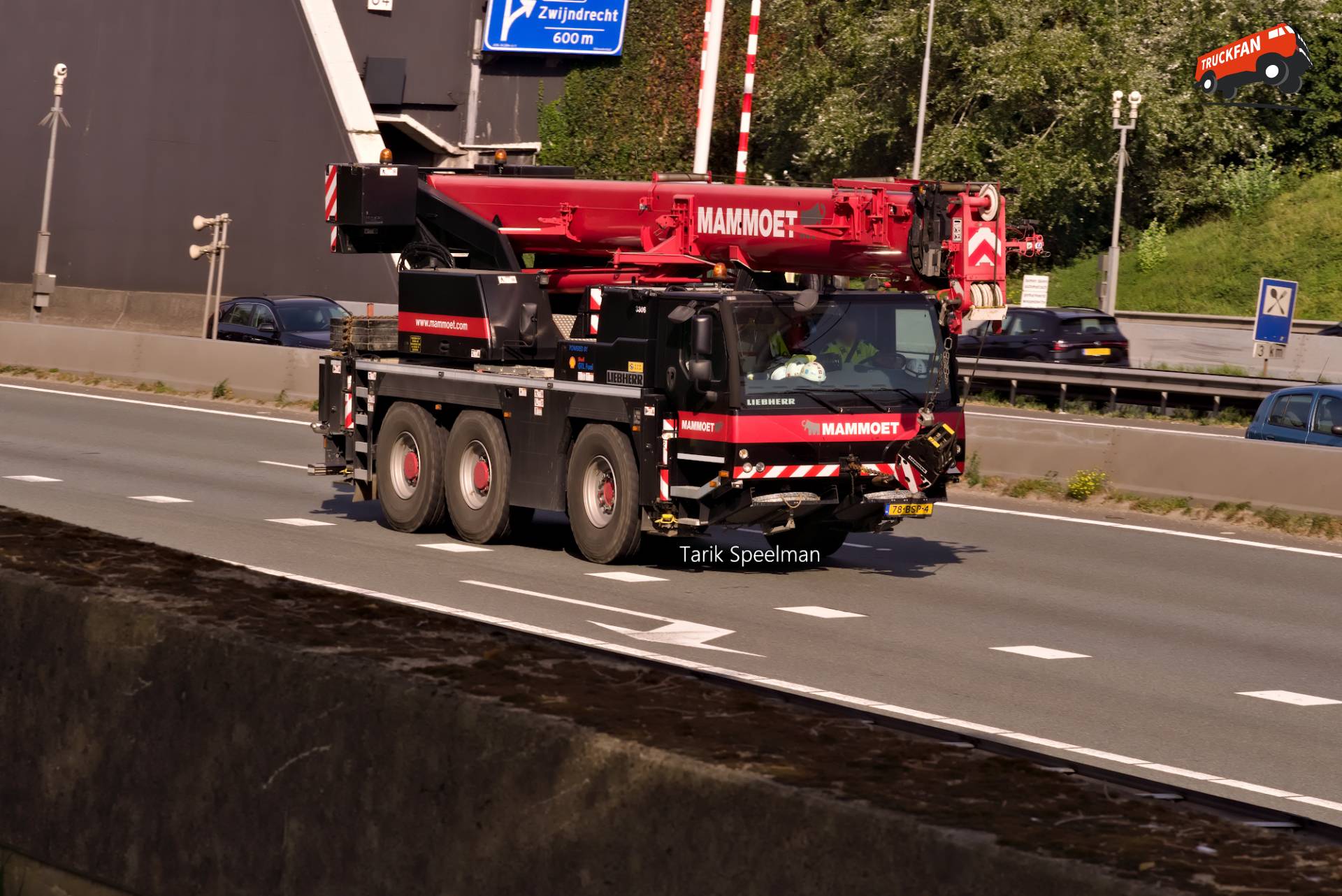 Hijskraan 3306 met kenteken 78-BSP-4 op A16