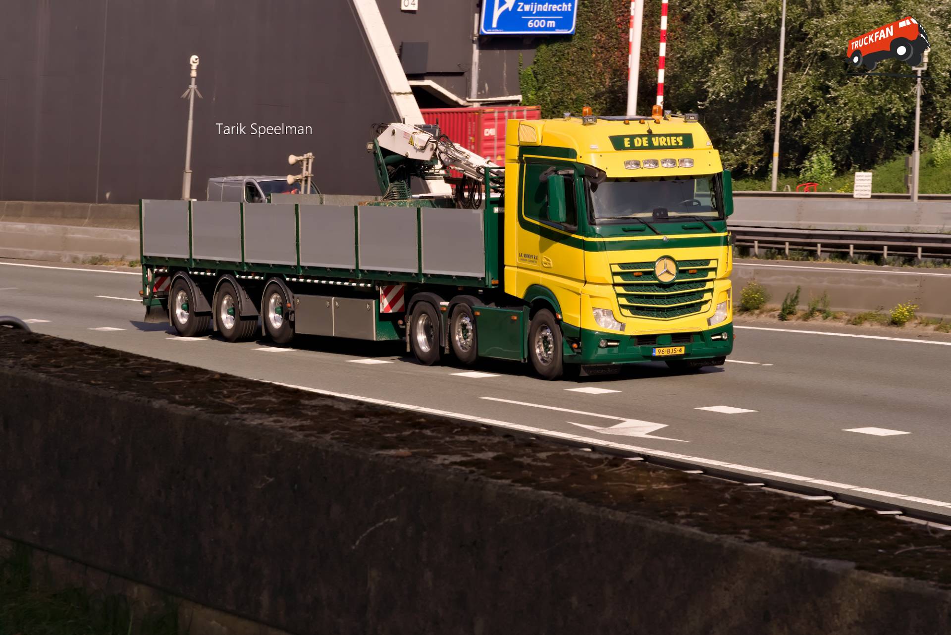 Mercedes-Benz Actros MP4 Steentrailer op A16
