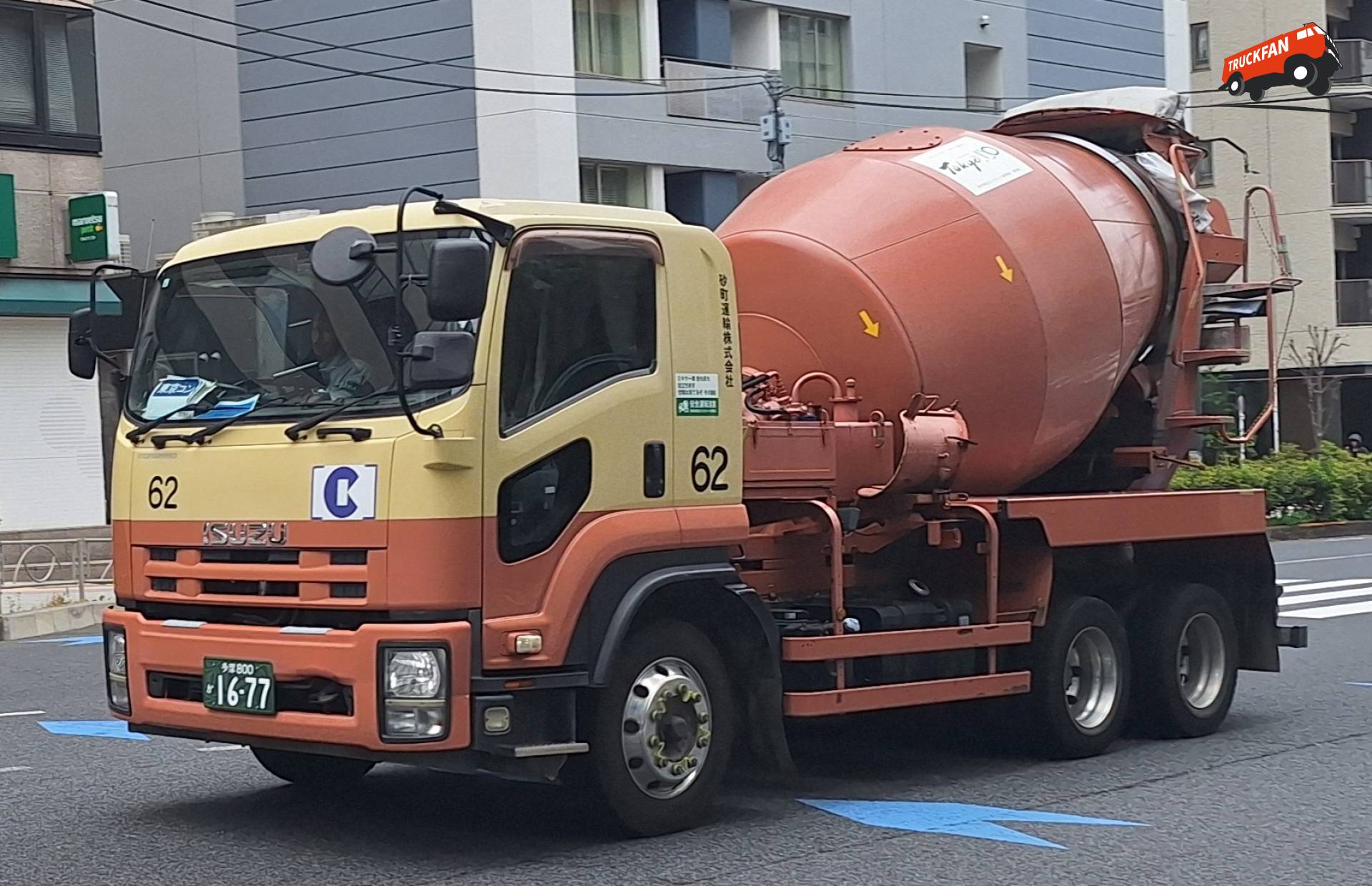 Isuzu FVR betonmixer bij Minato