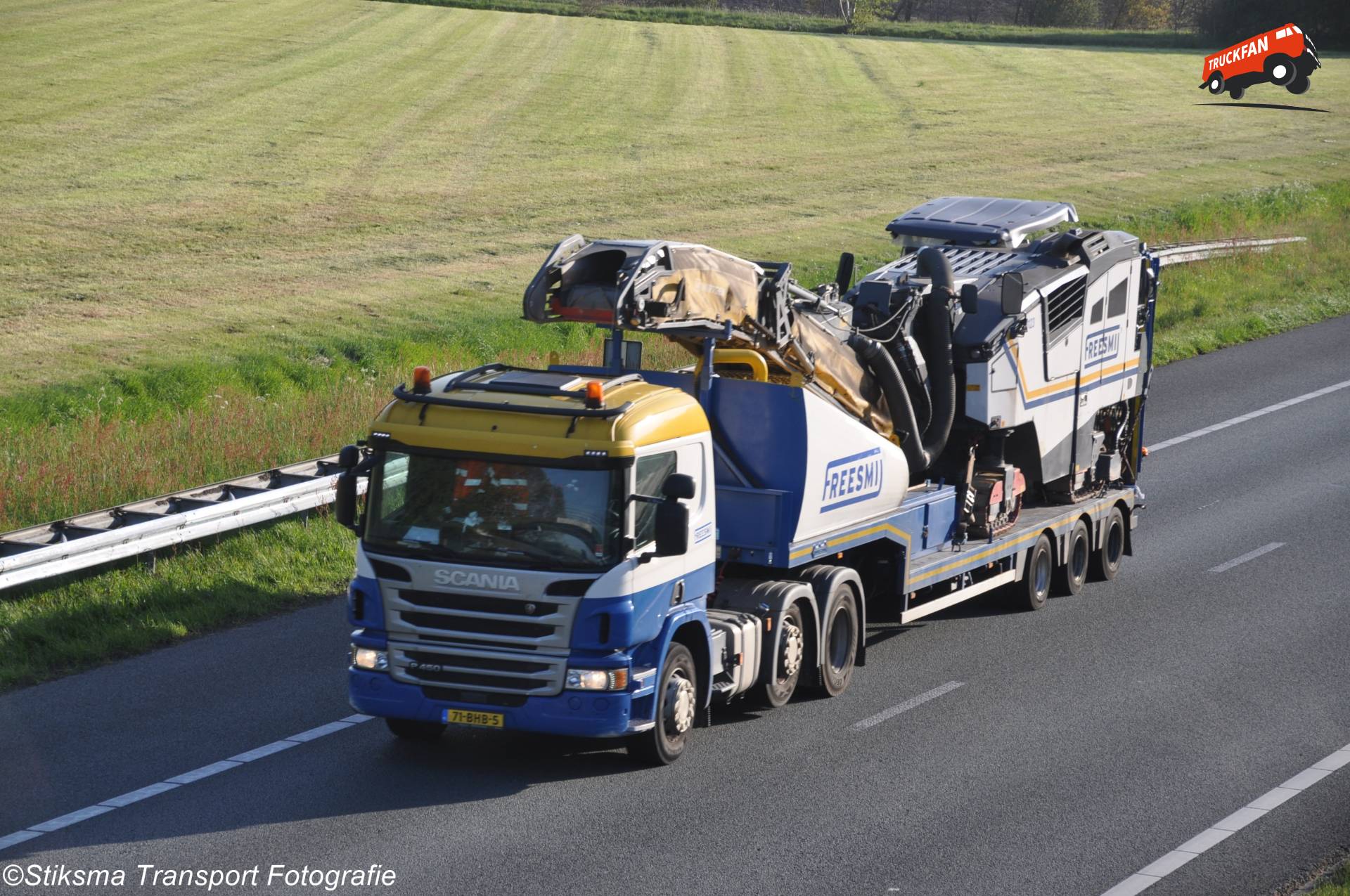 Scania P450 truck van Freesmij