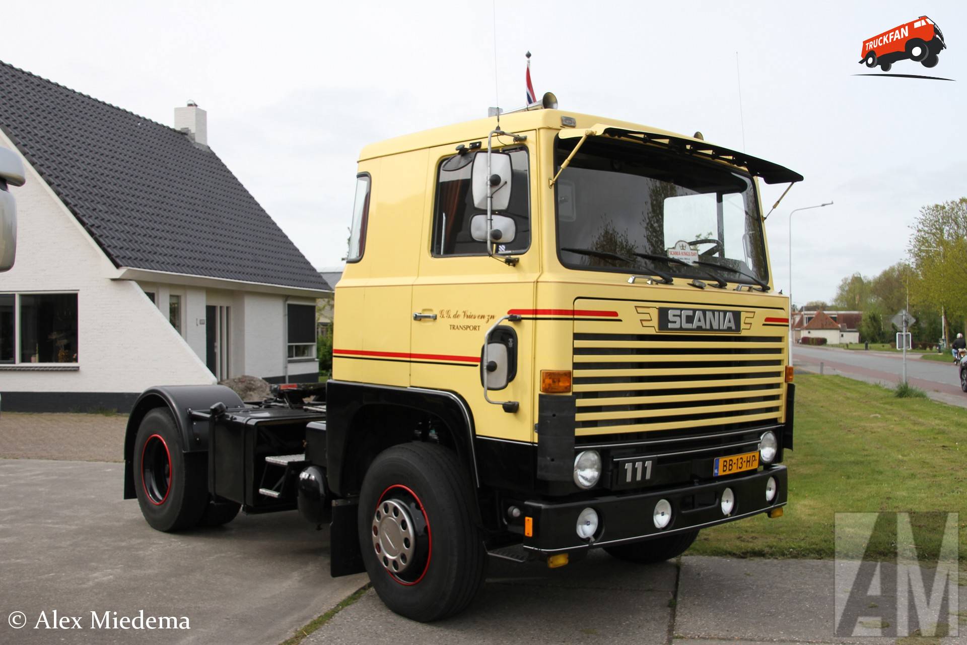 Scania 111 vrachtwagen van G.G. de Vries in Minnertsga