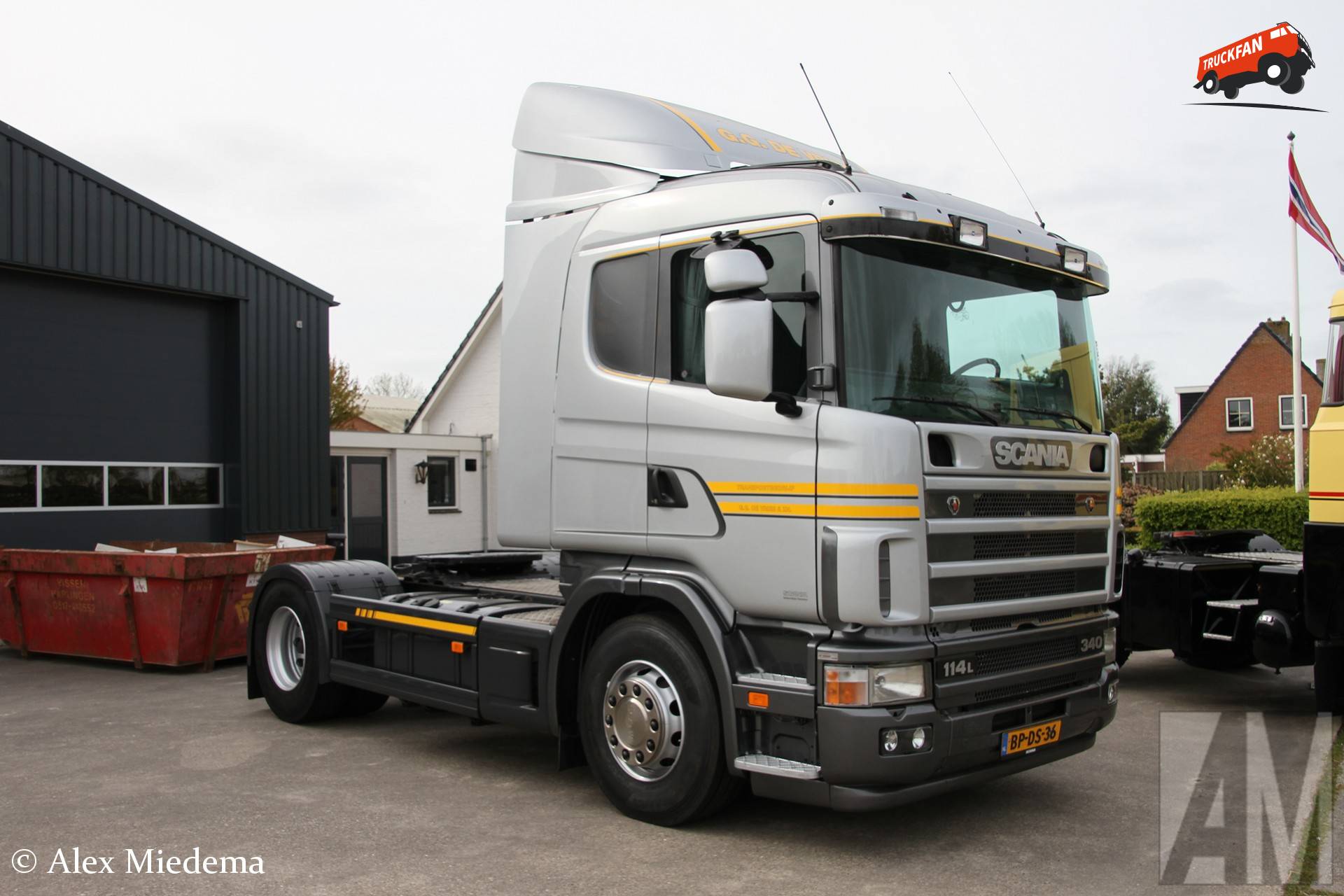 Scania 114L340 van G.G. de Vries in Minnertsga