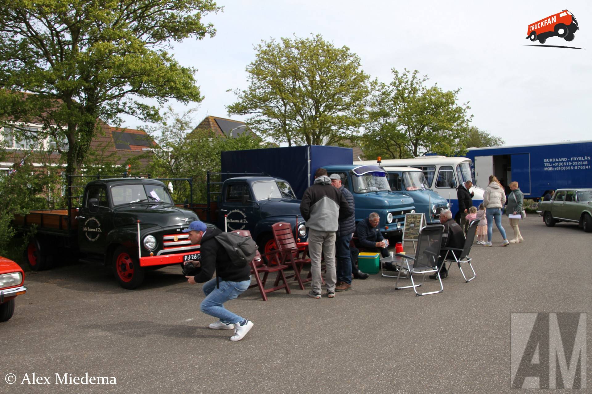 Gezellig zitten voor de Opel Blitz rij