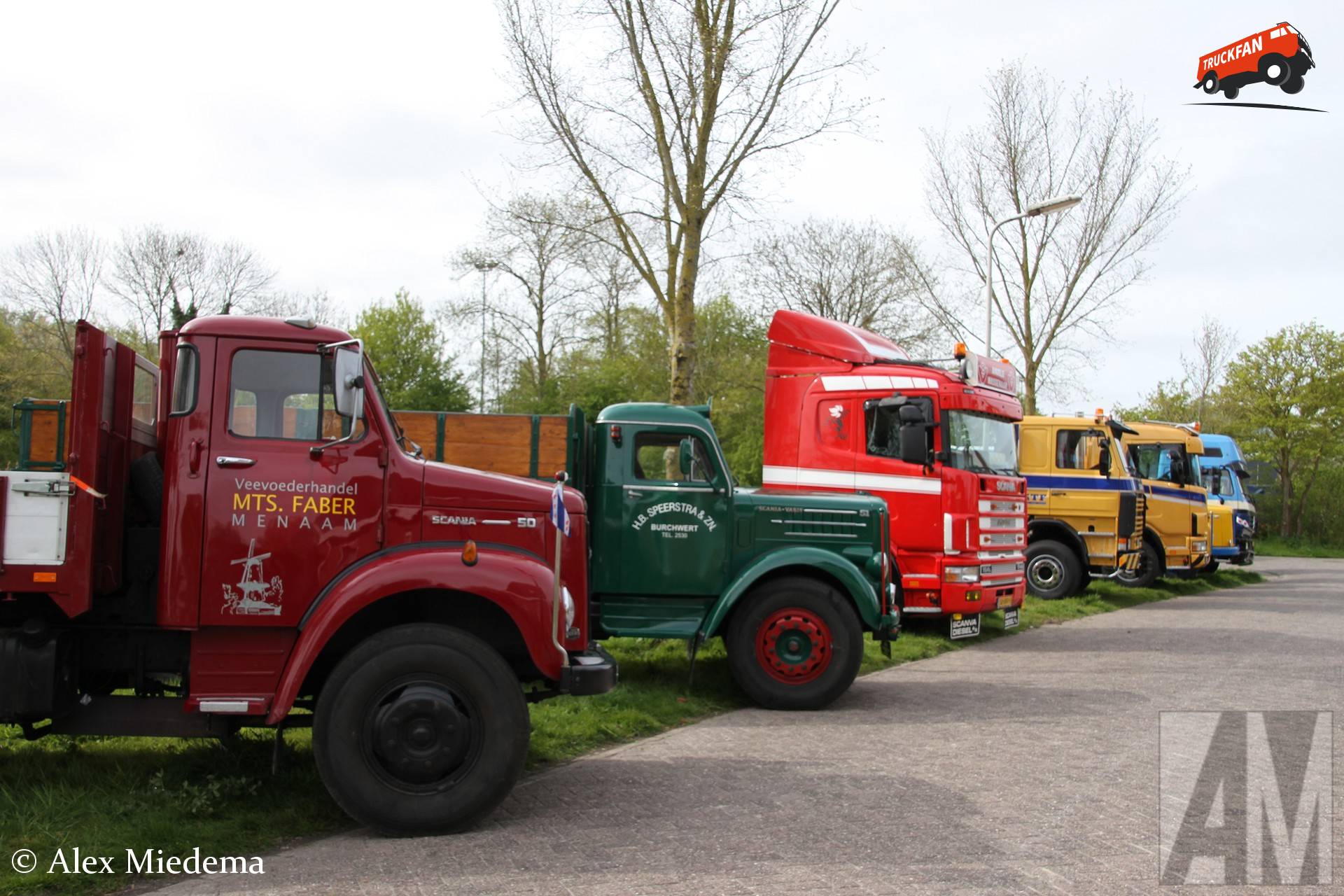 Prachtige rij Scania en Scania-Vabis trucks bij Oldtimerdei Minnertsga op Koningsdag 2026