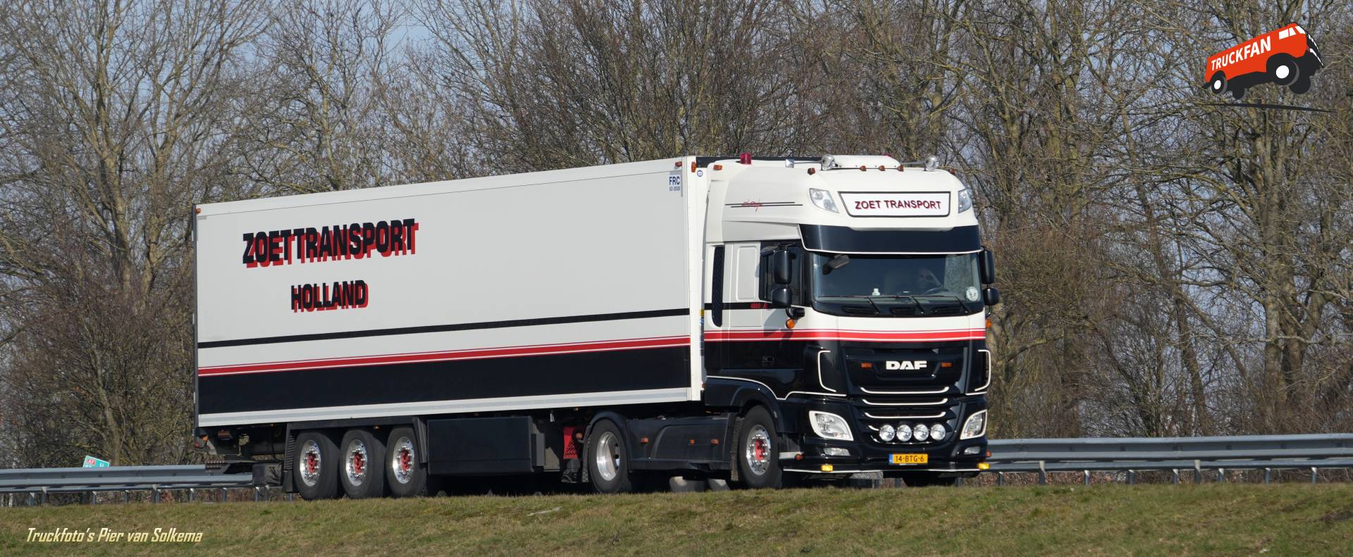 DAF XF refrigerated transport on the A7 near Sneek